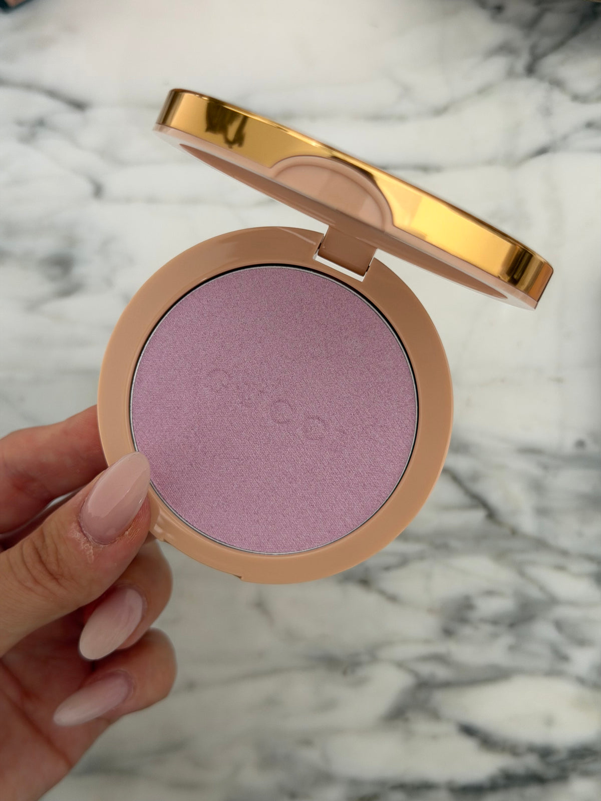 GUCCI Glow Highlighter (02)
Multi-Use Silky Illuminating Powder