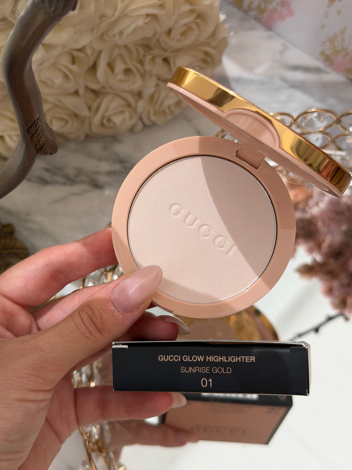 GUCCI Glow Highlighter (01)
Multi-Use Silky Illuminating Powder