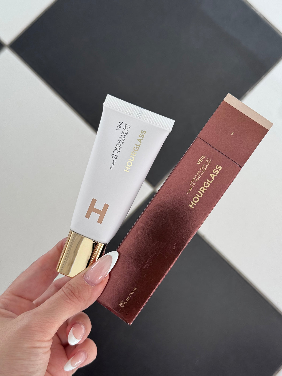 HOURGLASS Veil Hydrating Skin Tint Foundation (3)