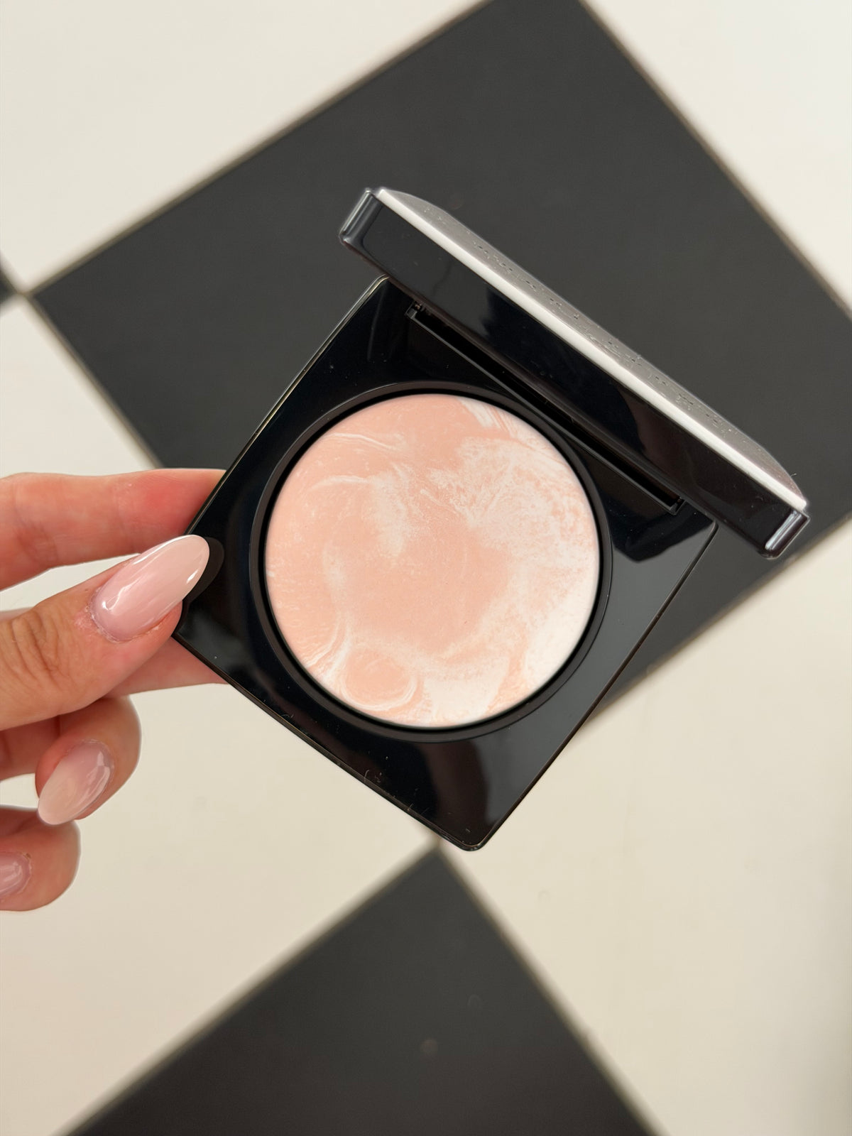 BOBBI BROWN
Sheer Finish Blurring Powder - Pearl Pink