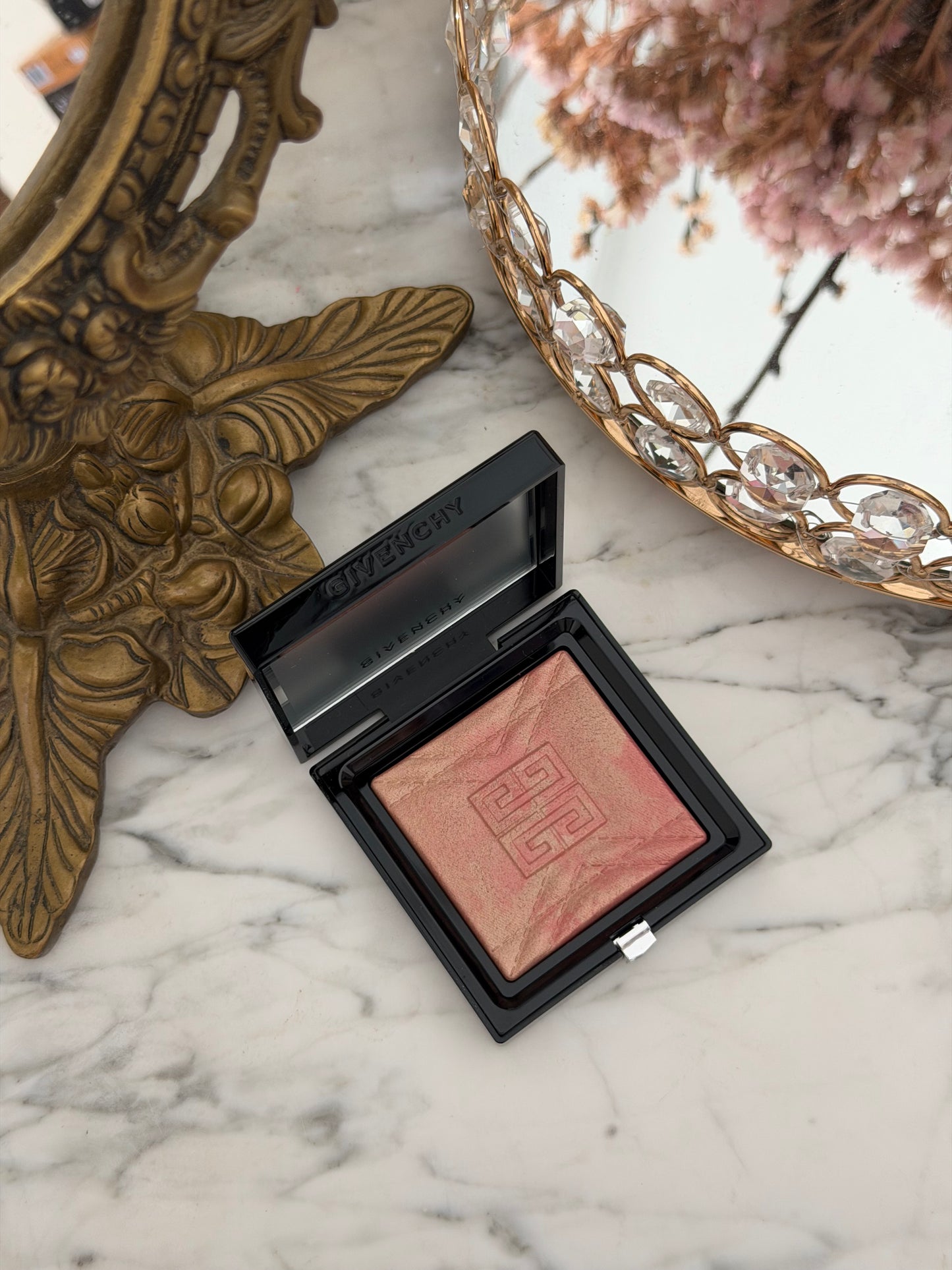 GIVENCHY Prisme Libre Highlighter Powder (004)
Long-lasting Hydrating And Marbled