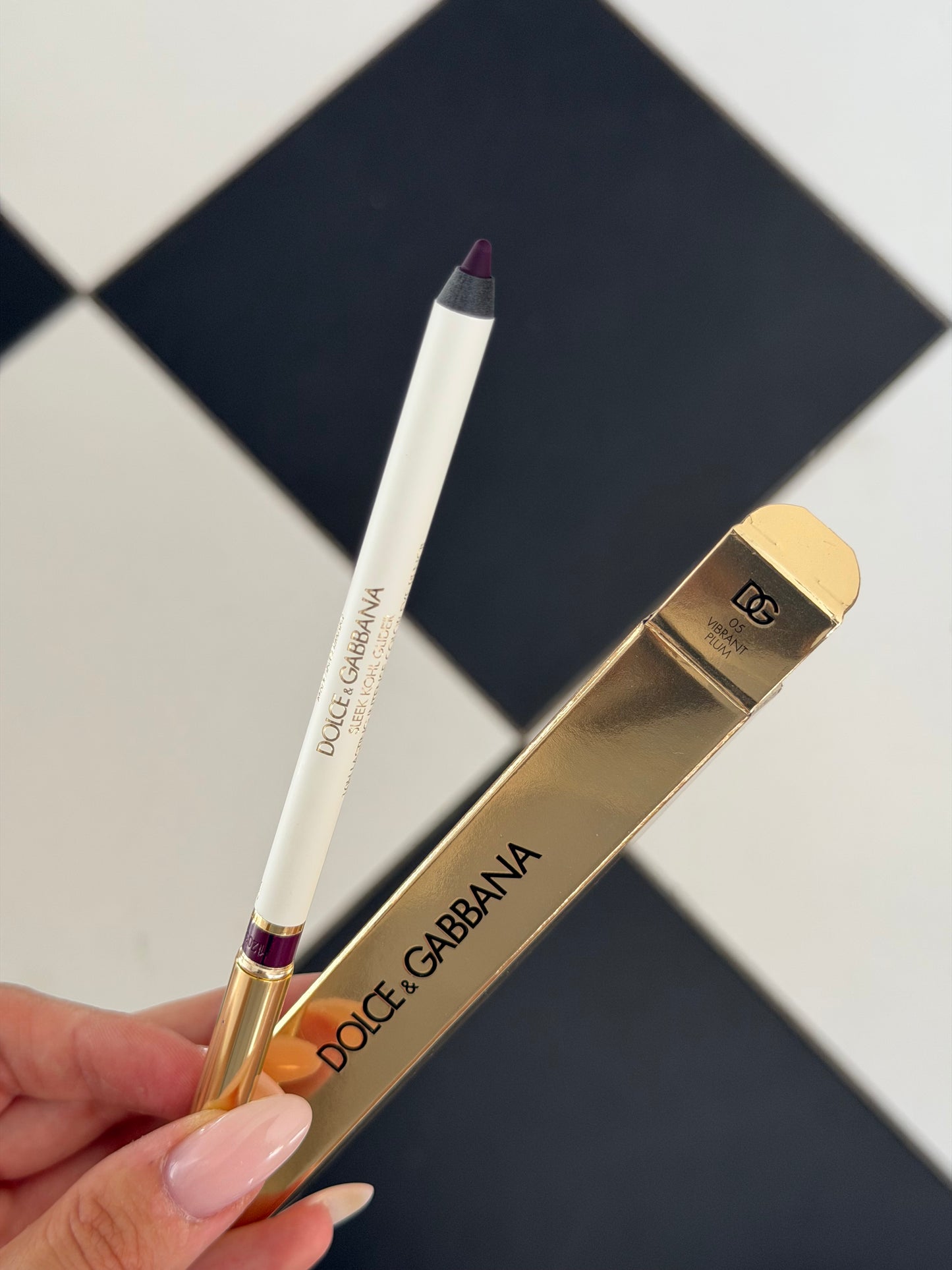 DOLCE&GABBANA Sleek Khol Glider 
10H Lasting Intense Color Eye Pencil (05)