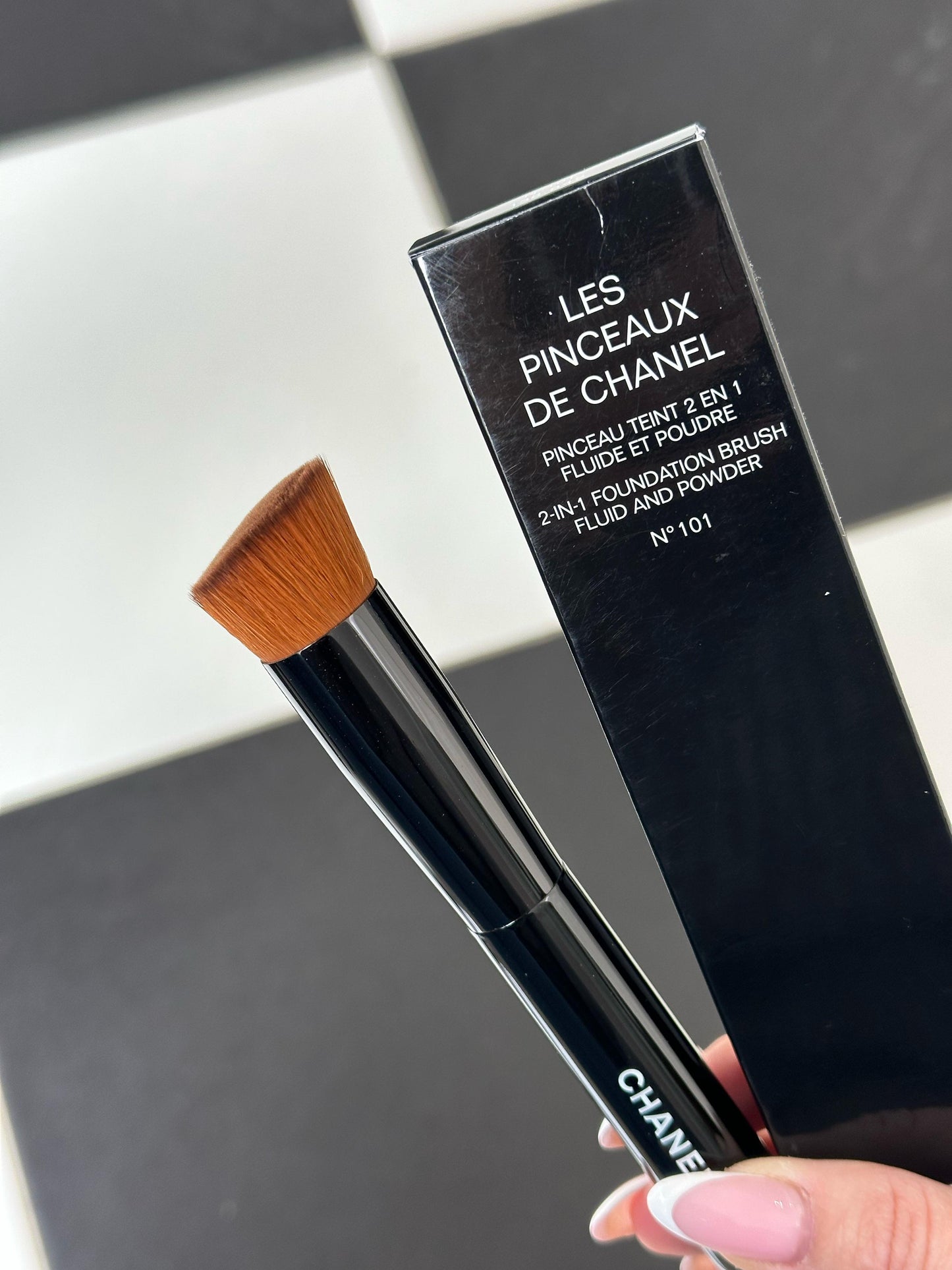 CHANEL Les Pinceaux De Chanel
2-in-1 Foundation Brush Fluid and Powder N°101