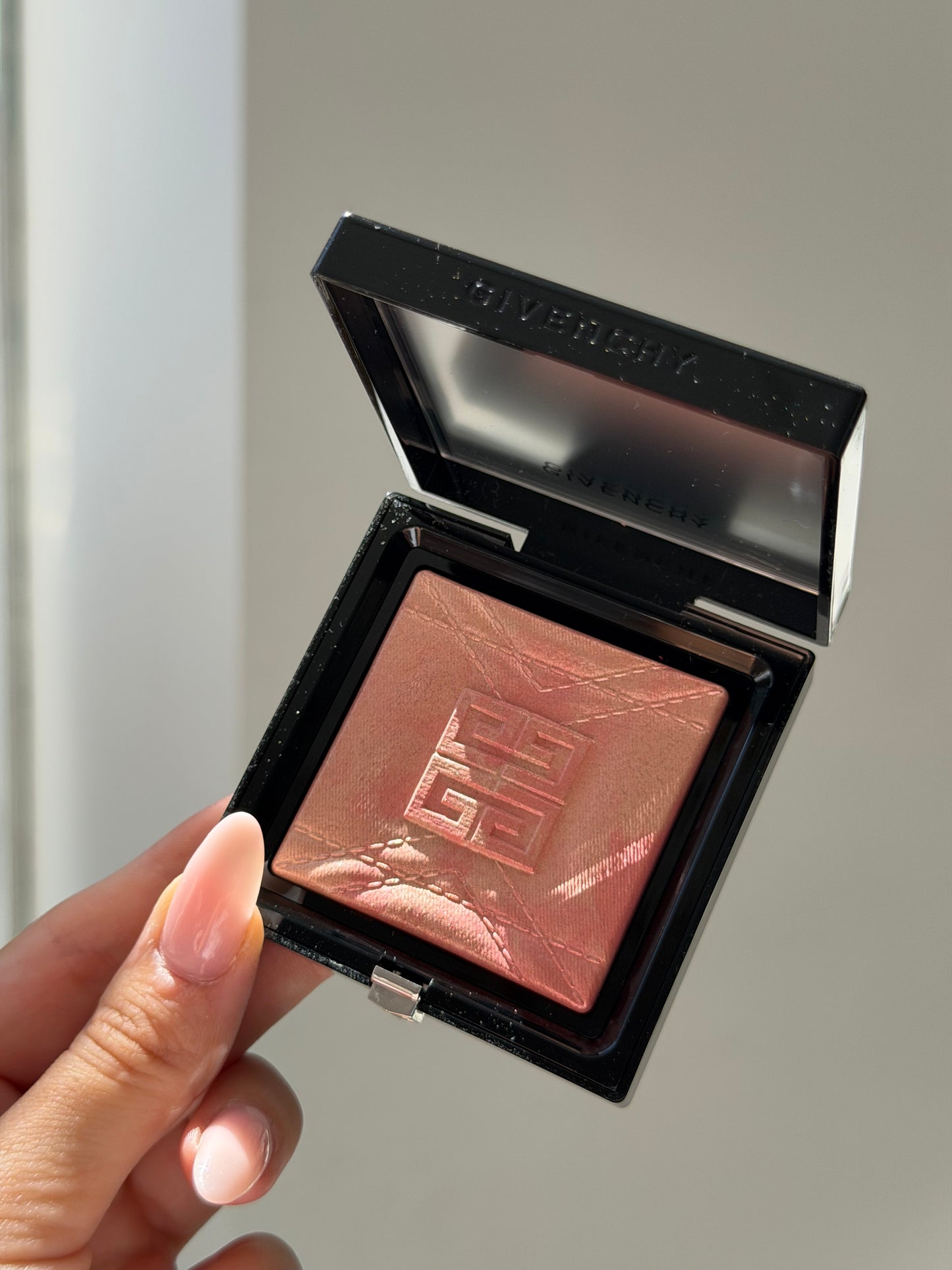 GIVENCHY Prisme Libre Highlighter Powder (004)
Long-lasting Hydrating And Marbled