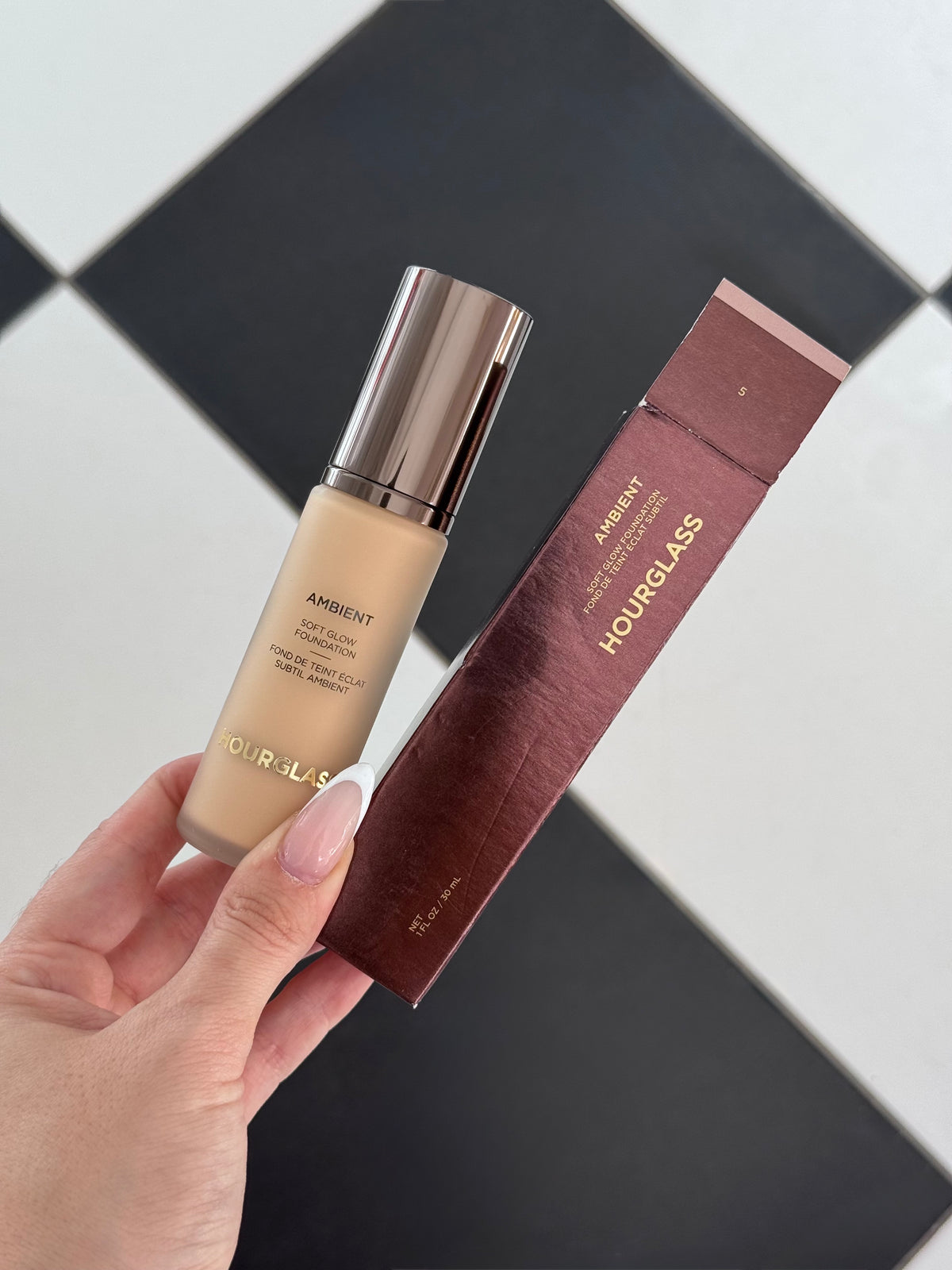 HOURGLASS Ambient Soft Glow Foundation (5)