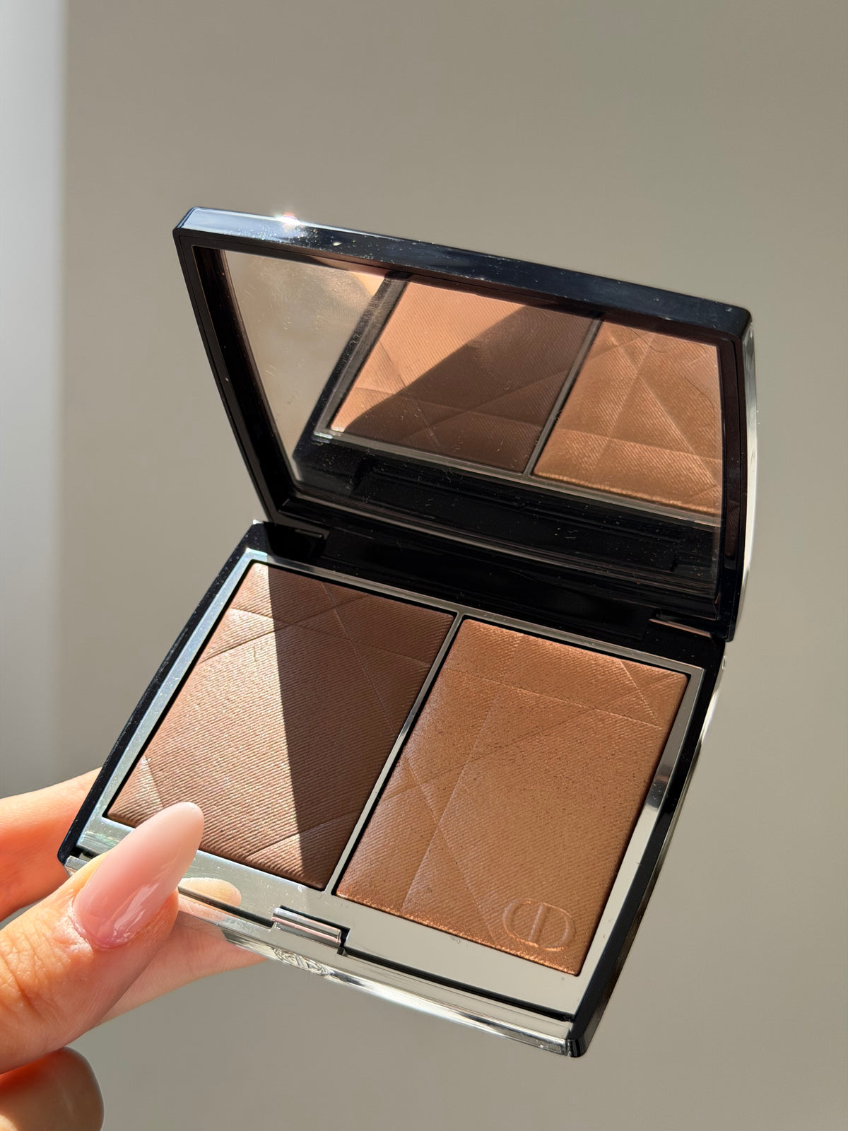 DIOR Rouge Blush Colour & Glow (200)
Multi-Use Face Palette – Color and Highlighter Duo