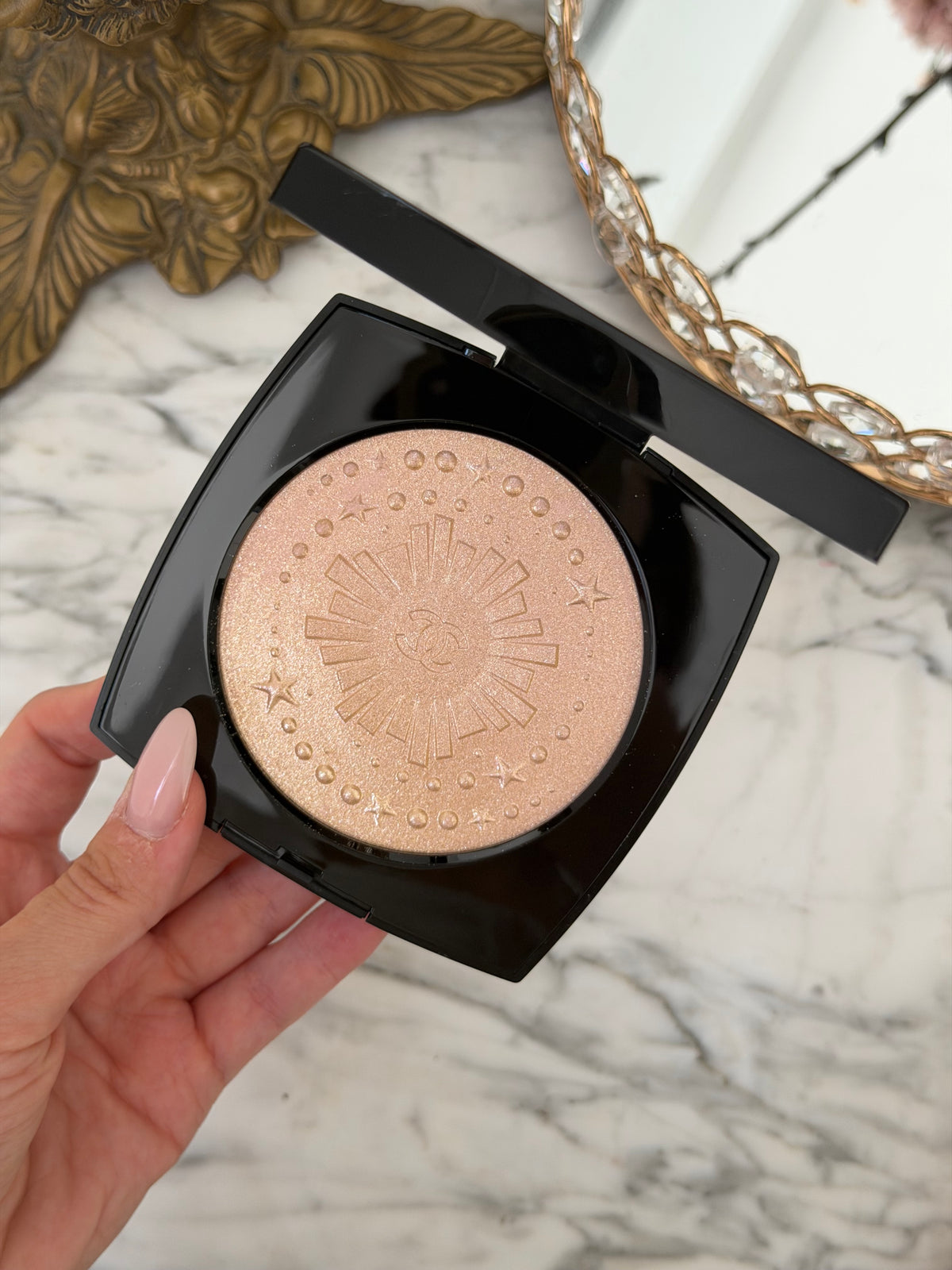 CHANEL Diamond Dust
Oversize Illuminating Powder