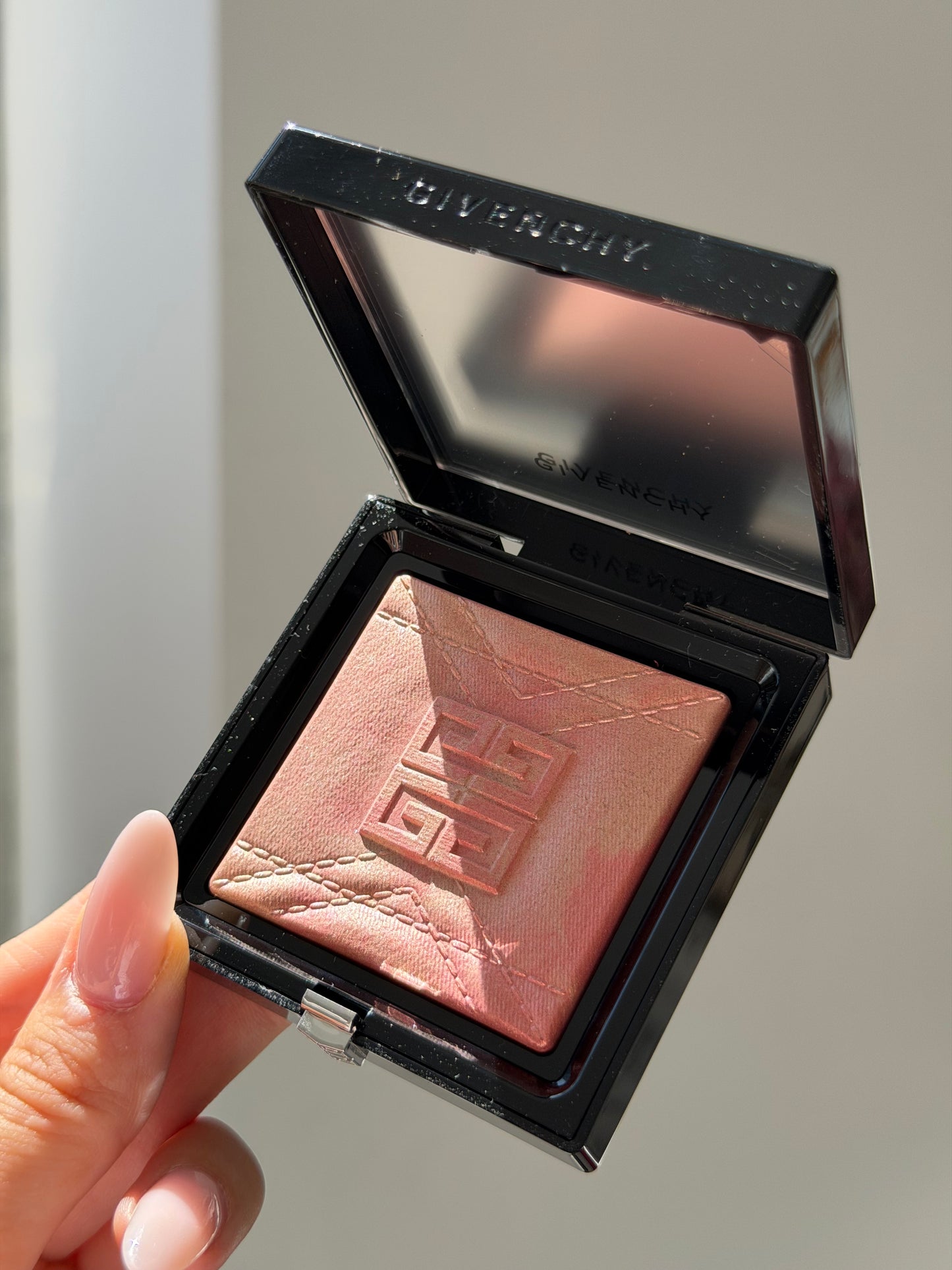 GIVENCHY Prisme Libre Highlighter Powder (004)
Long-lasting Hydrating And Marbled
