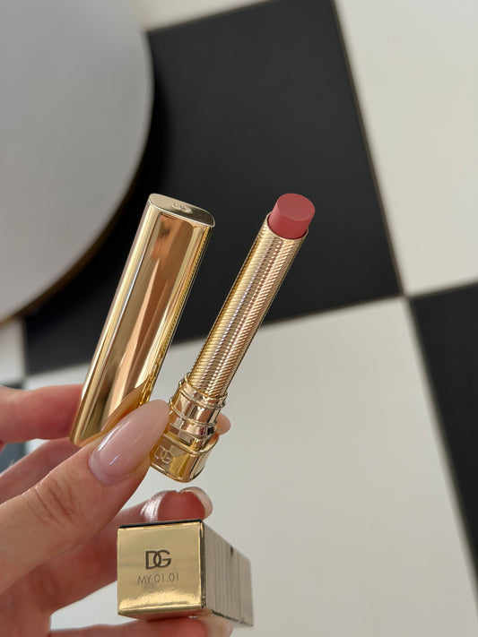 DOLCE&GABBANA My Sculpt Satin
Lasting Color & Hydration Lipstick Stylo - MY 01.01