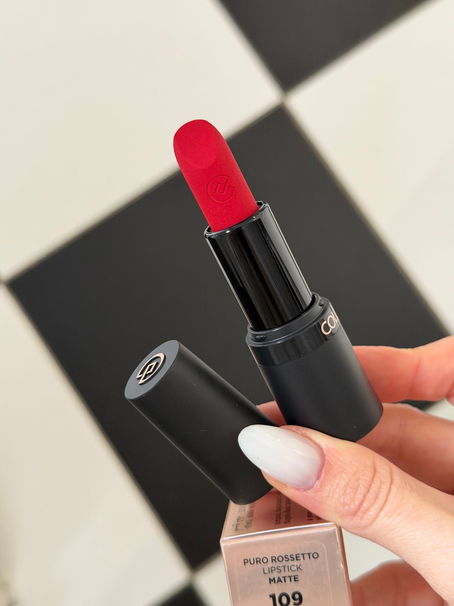 COLLISTAR
Puro Matte Lipstick (109)
Hydrated Lips With a Long-Lasting Matte Finish