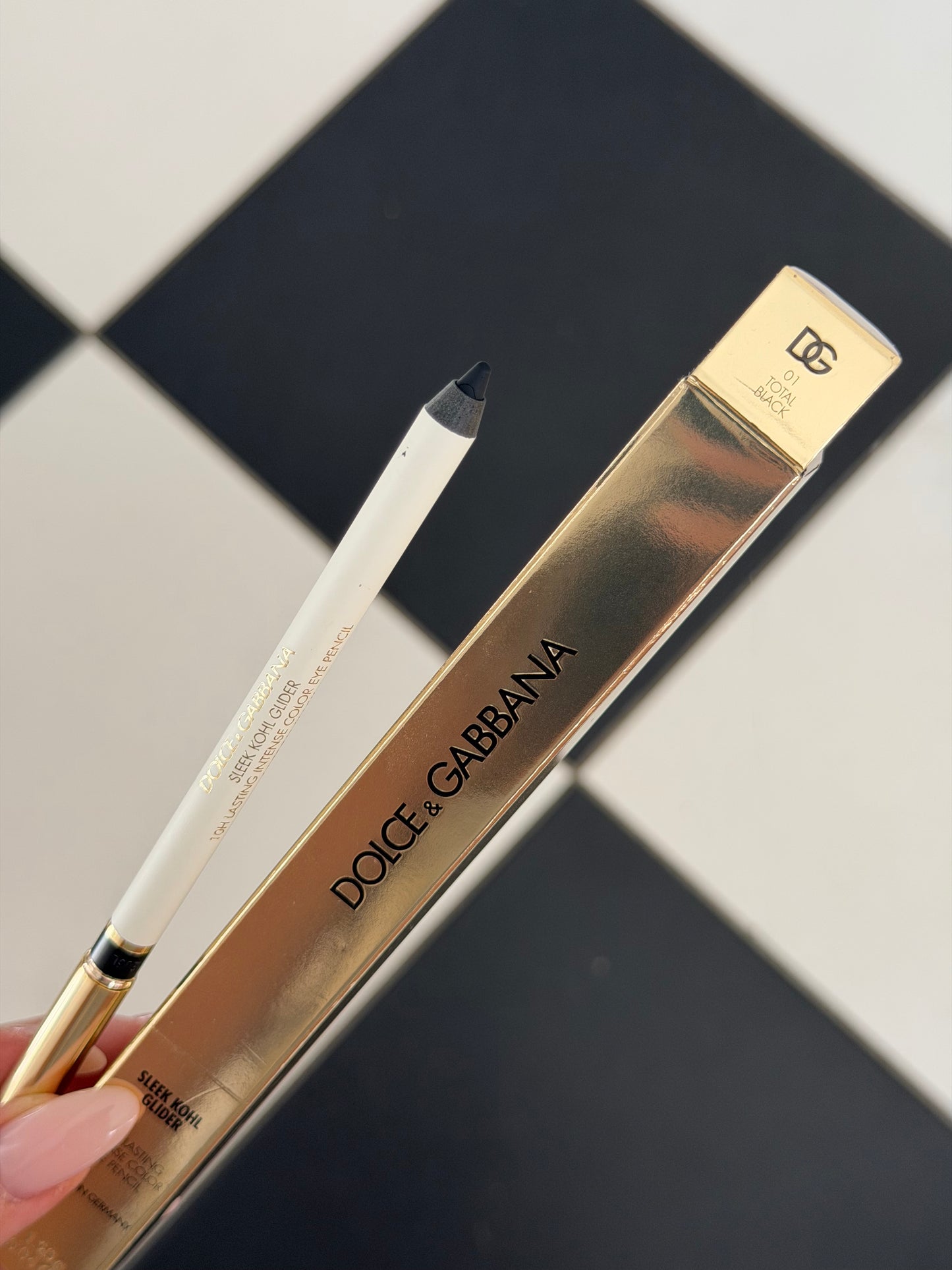 DOLCE&GABBANA Sleek Khol Glider 
10H Lasting Intense Color Eye Pencil (01)