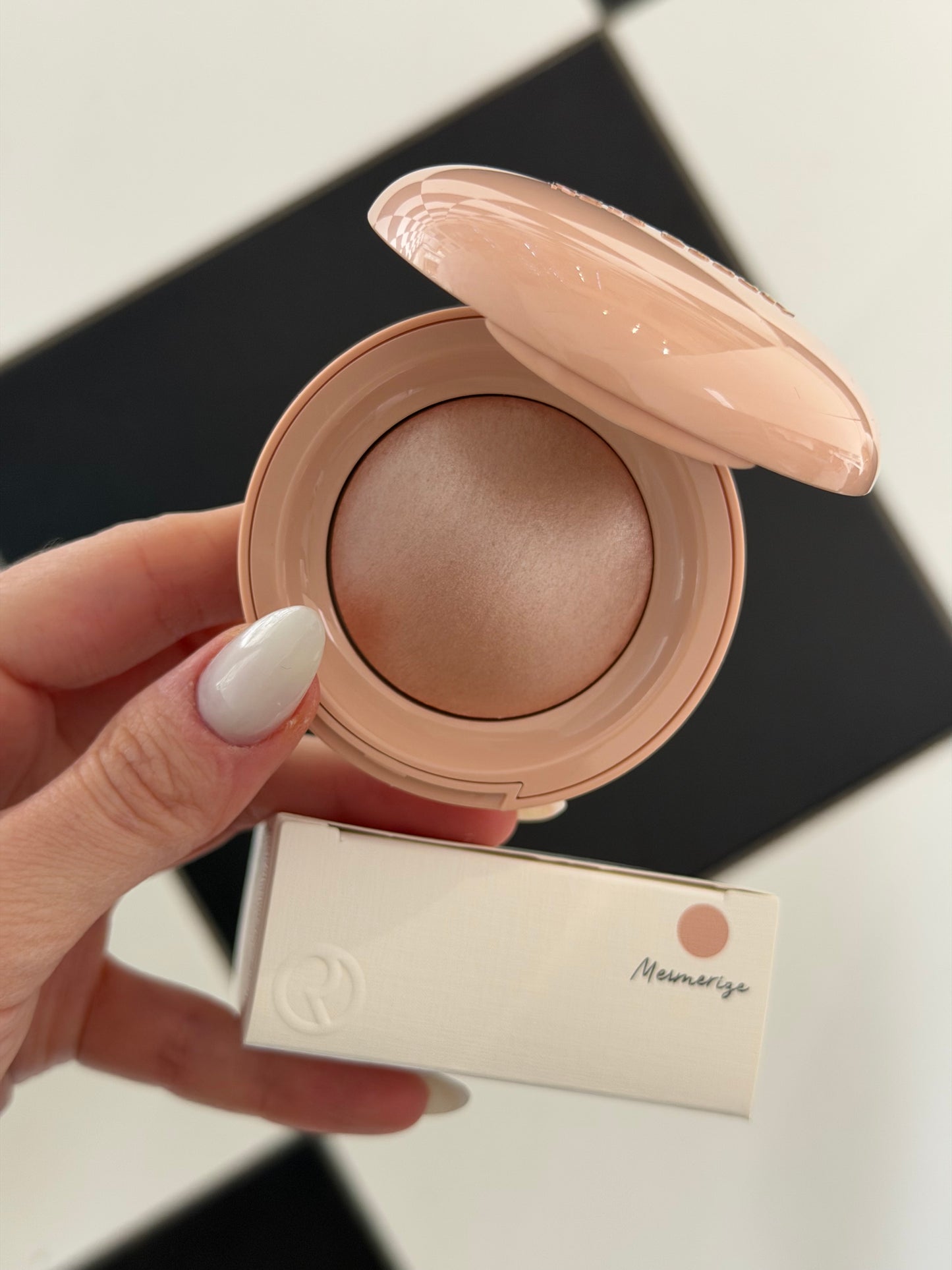RARE BEAUTY Positive Light Silky Touch Highlighter - Mesmerize