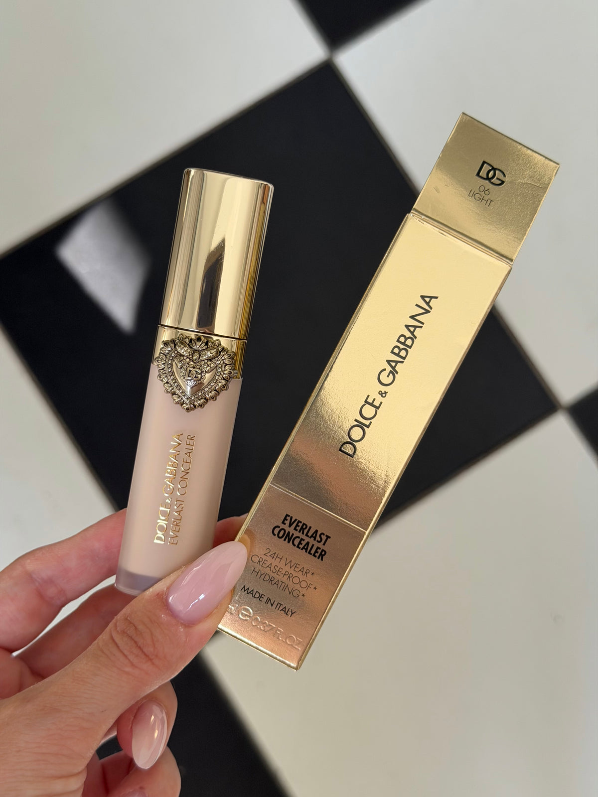 DOLCE&GABBANA Everlast Concealer 
24H Wear Crease-Proof Hydrating (06)