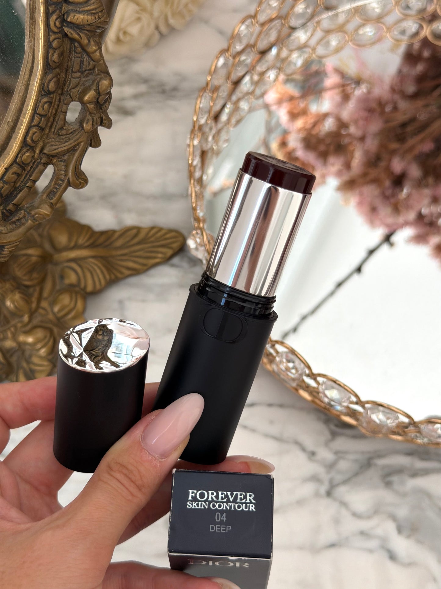 DIOR Forever Skin Contour (04)
Sculpting and Bronzing Face Stick - Seamless Perfection - 24H Wear and Hydration