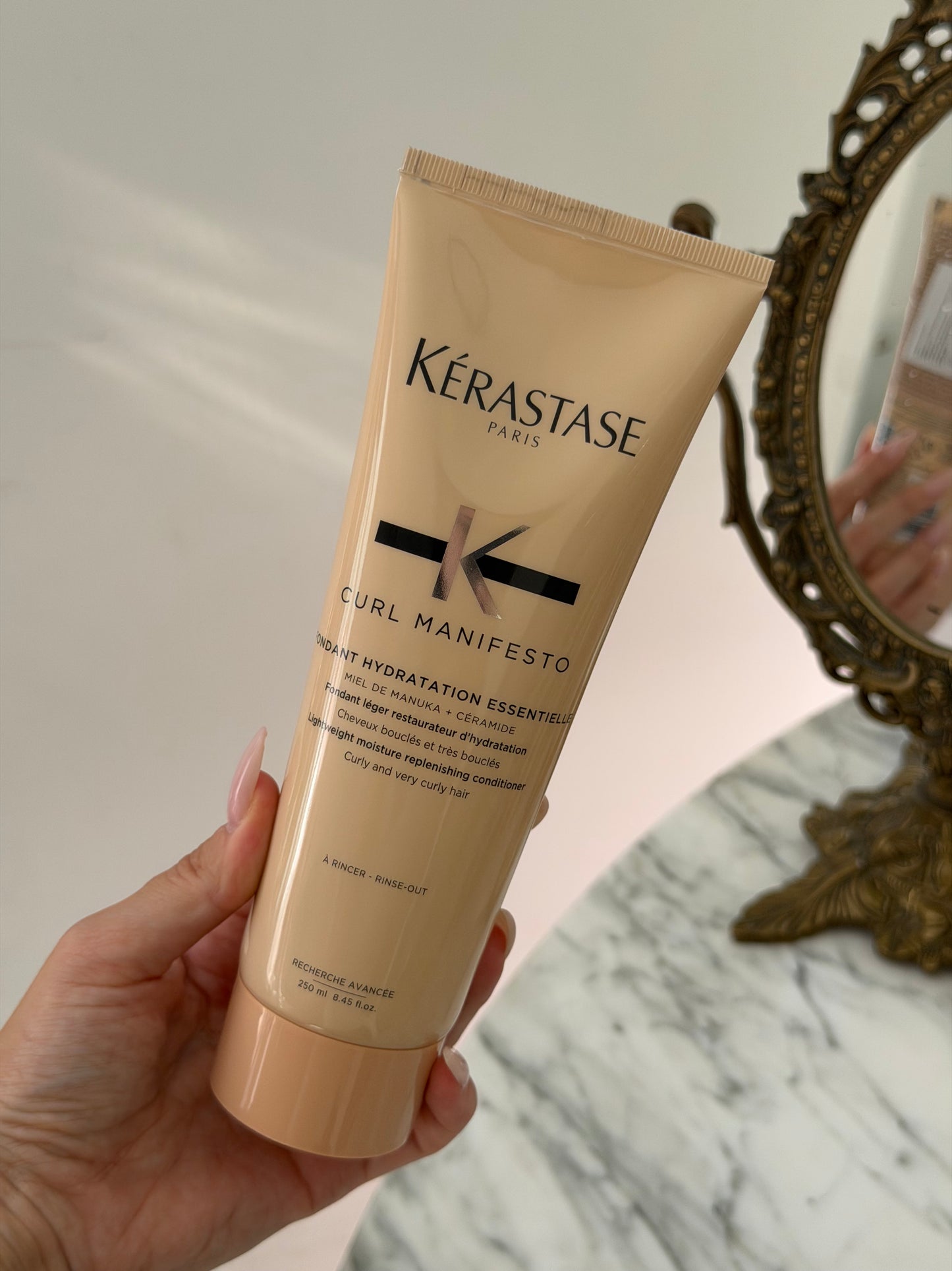 KÉRASTASE Curl Manifesto Fondant Hydratation Essentielle
Lightweight Moisture Replenishing Conditioner For Curly Hair