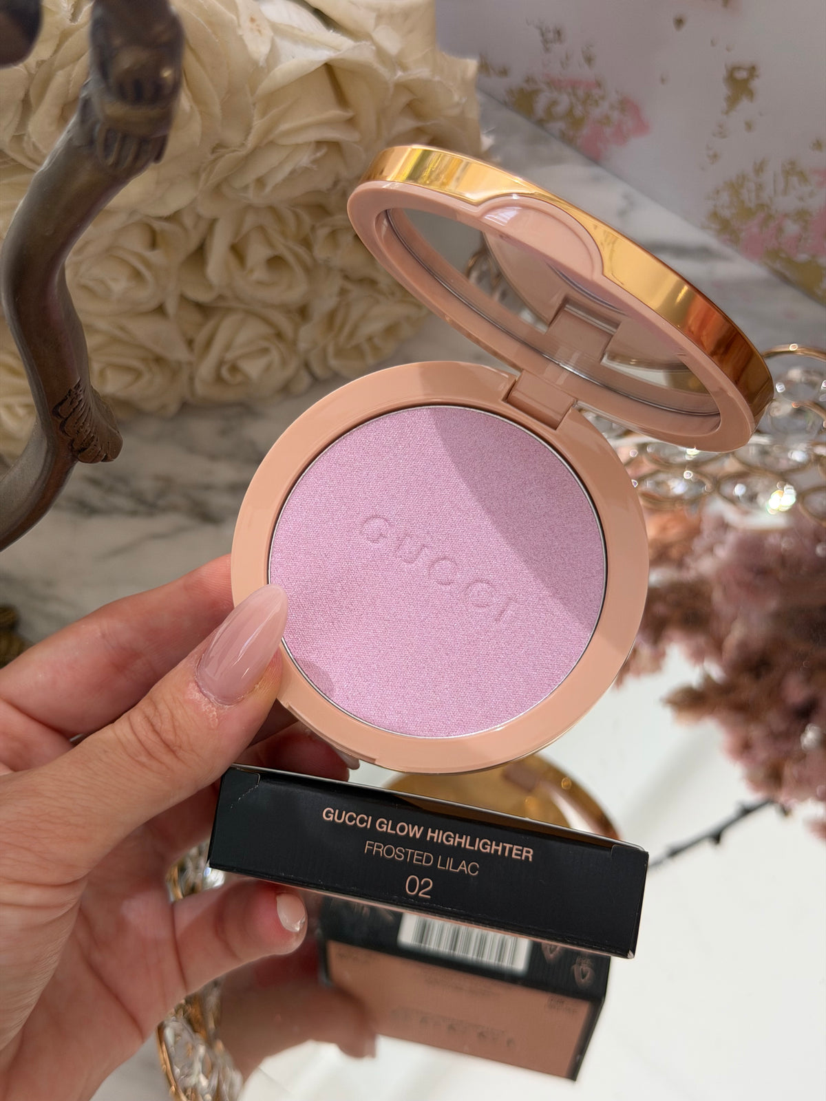 GUCCI Glow Highlighter (02)
Multi-Use Silky Illuminating Powder