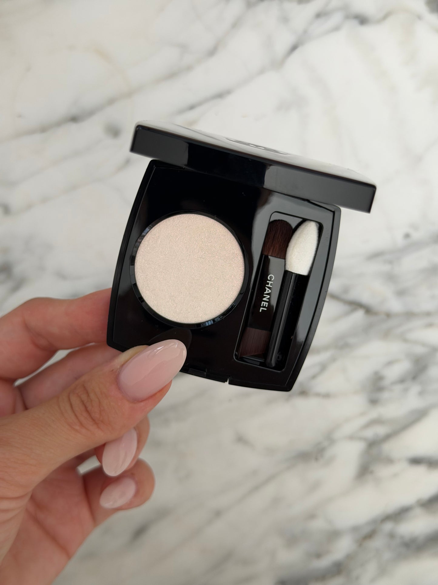CHANEL Ombre Essentielle Multi-Use Longwearing Eyeshadow (220)
