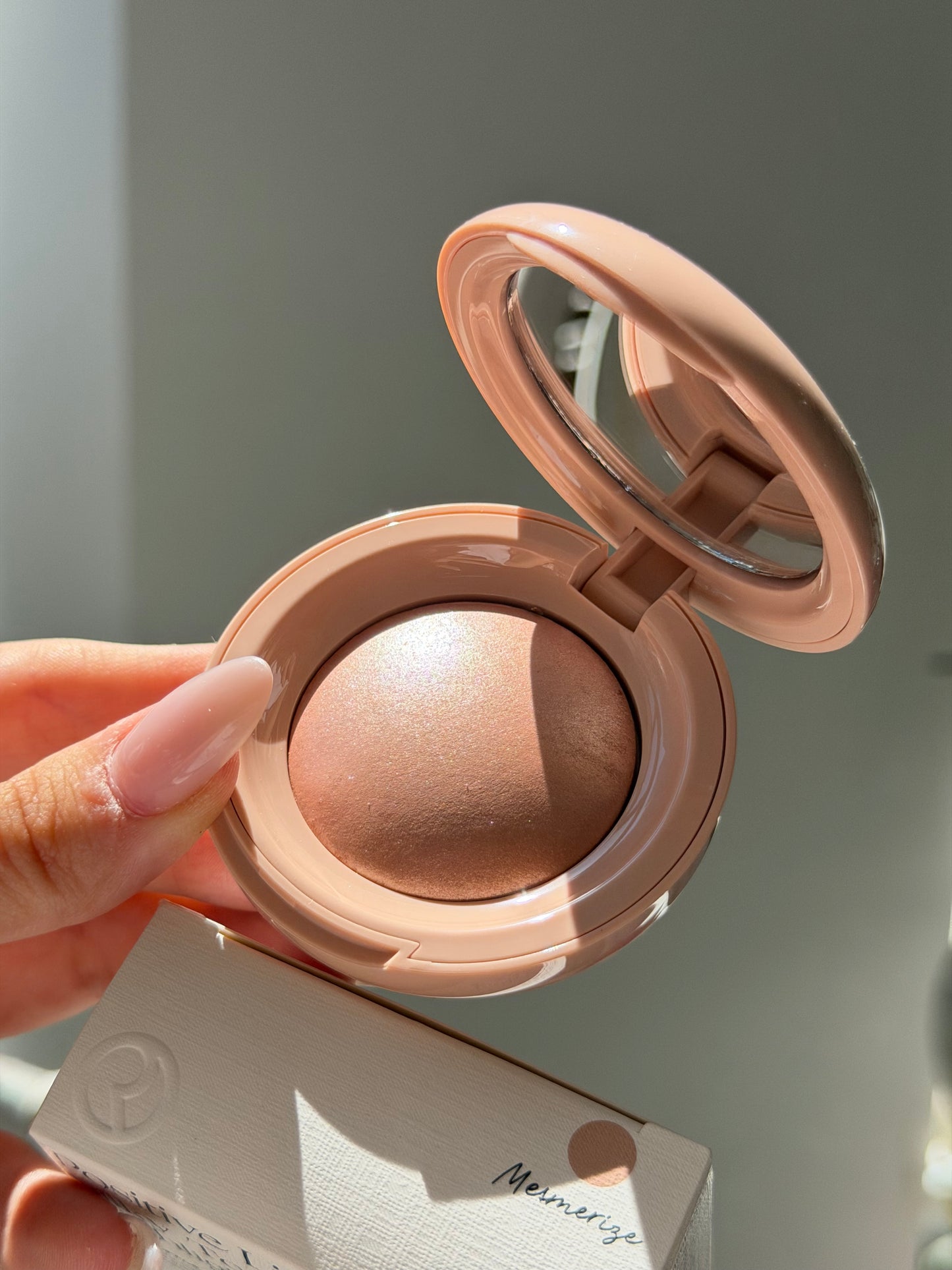 RARE BEAUTY Positive Light Silky Touch Highlighter - Mesmerize