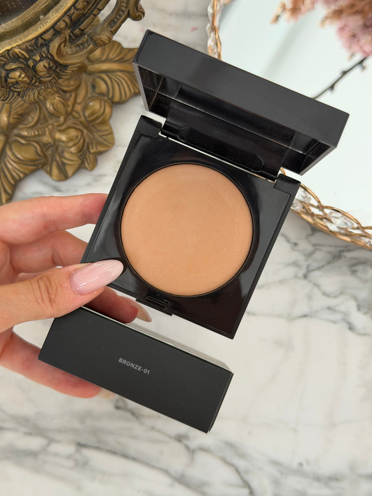 LAURA MERCIER Matte Radiance Baked Face Powder 
Soft Matte Radiance