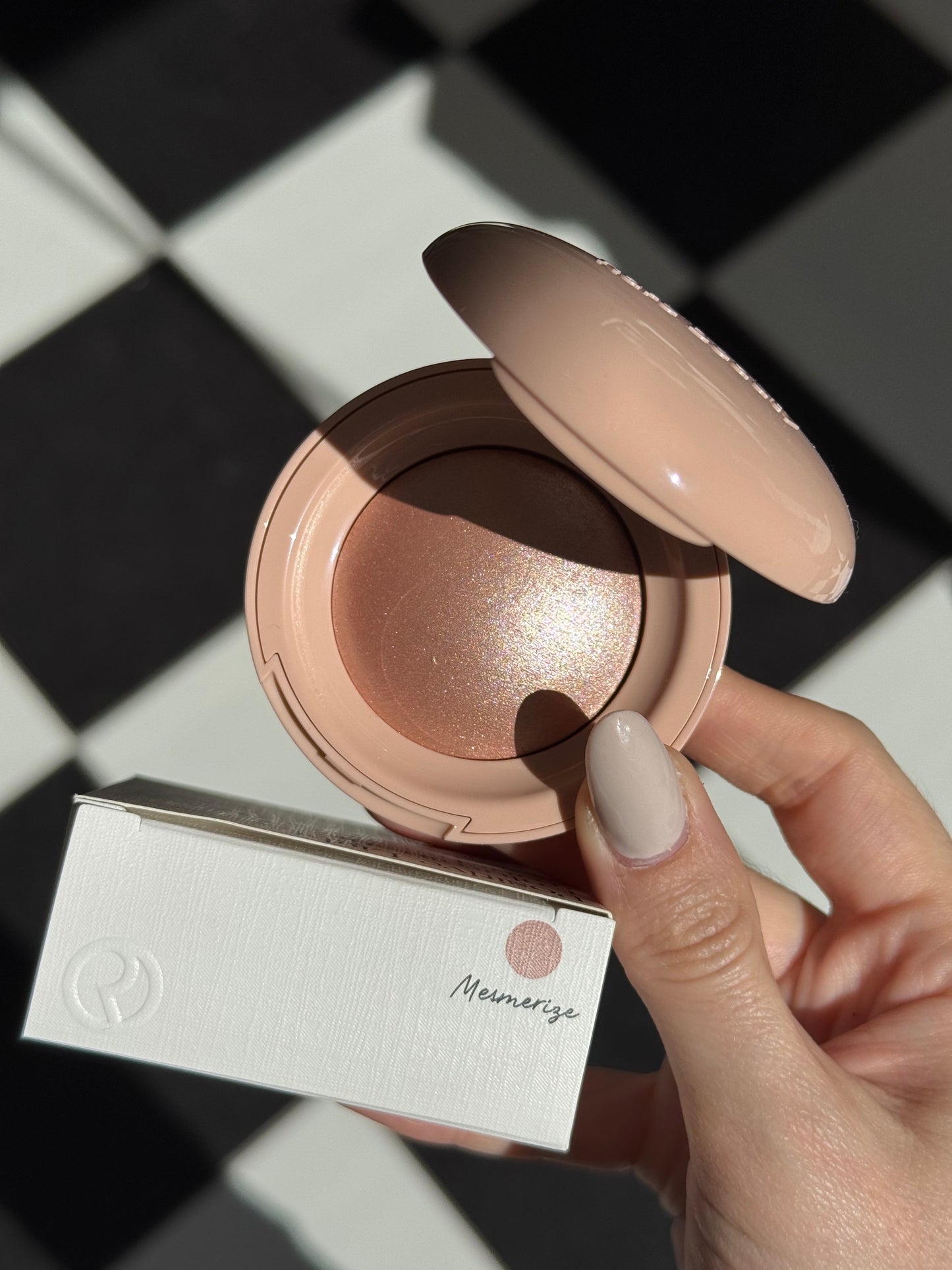 RARE BEAUTY Positive Light Silky Touch Highlighter - Mesmerize