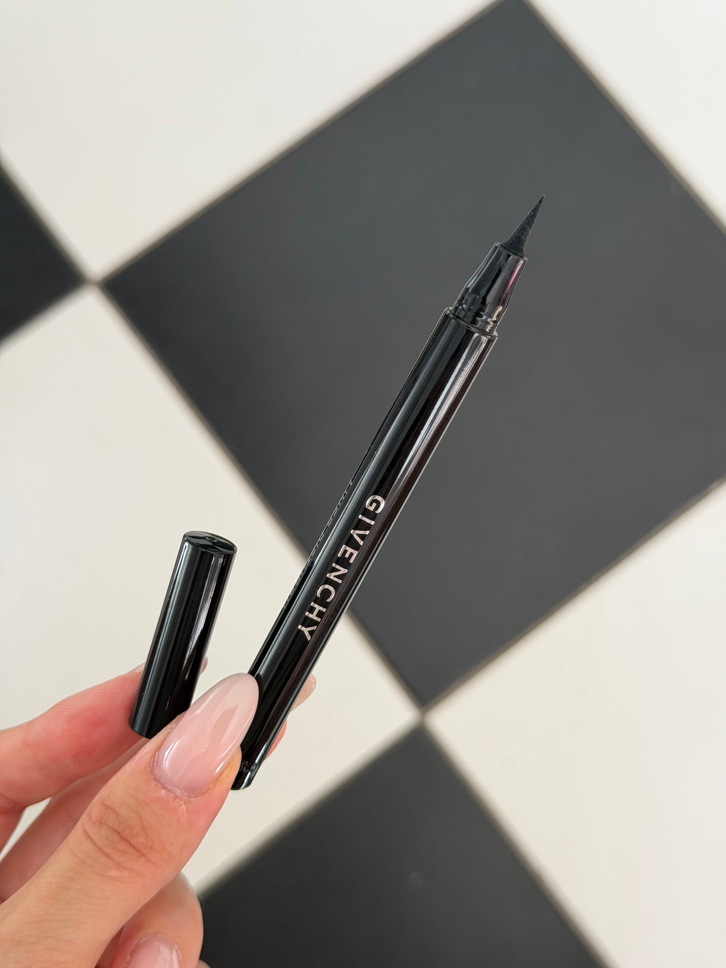 GIVENCHY Liner Disturbia
Precision Felt-Tip Eyeliner - Intense Black