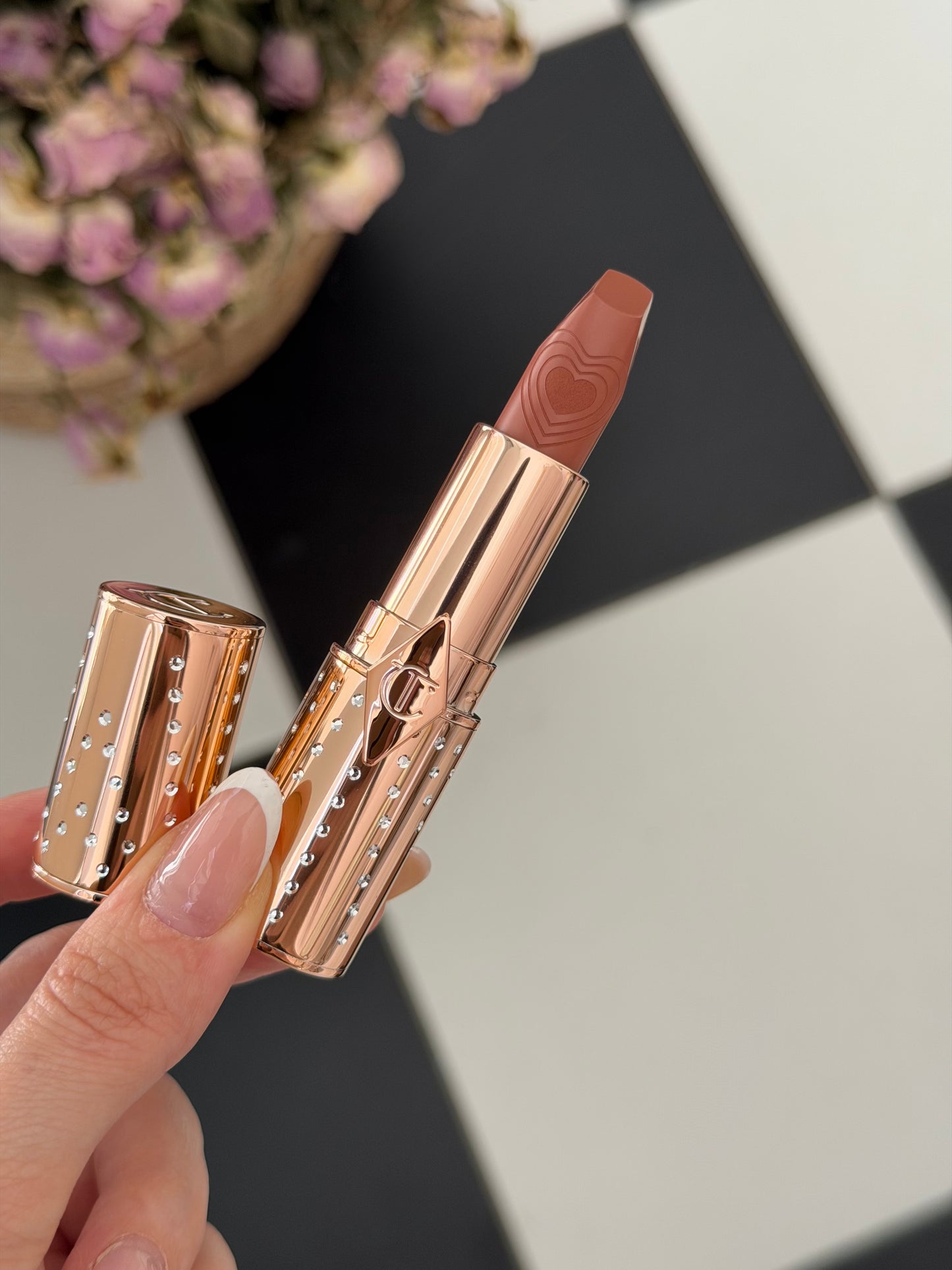 CHARLOTTE TILBURY
Look Of Love Lipstick
K.I.S.S.I.N.G - Nude Romance