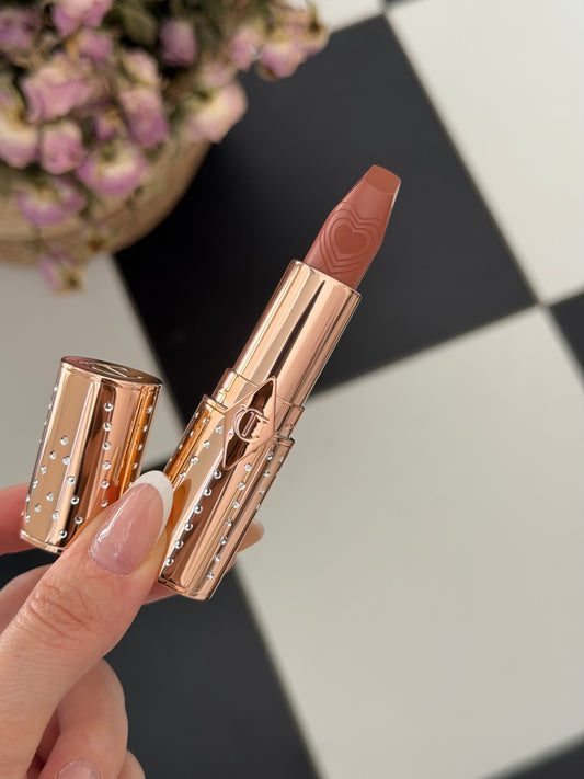 CHARLOTTE TILBURY
Look Of Love Lipstick
K.I.S.S.I.N.G - Nude Romance