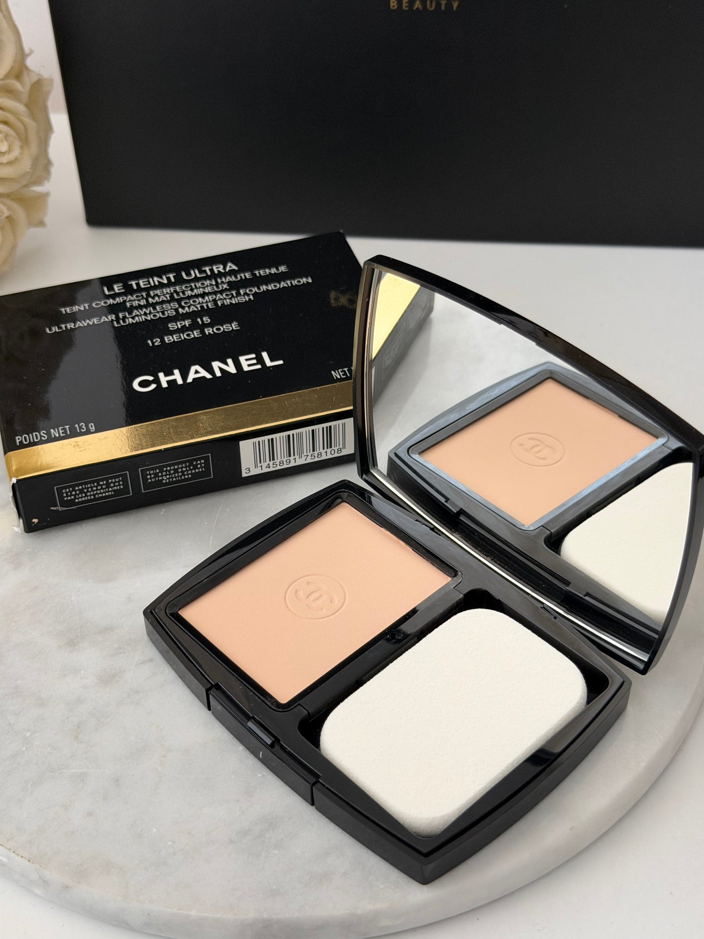 CHANEL Ultra Le Teint (12)
Ultrawear Compact Foundation All-Day Comfort Flawless Luminous Matte Finish SPF15
