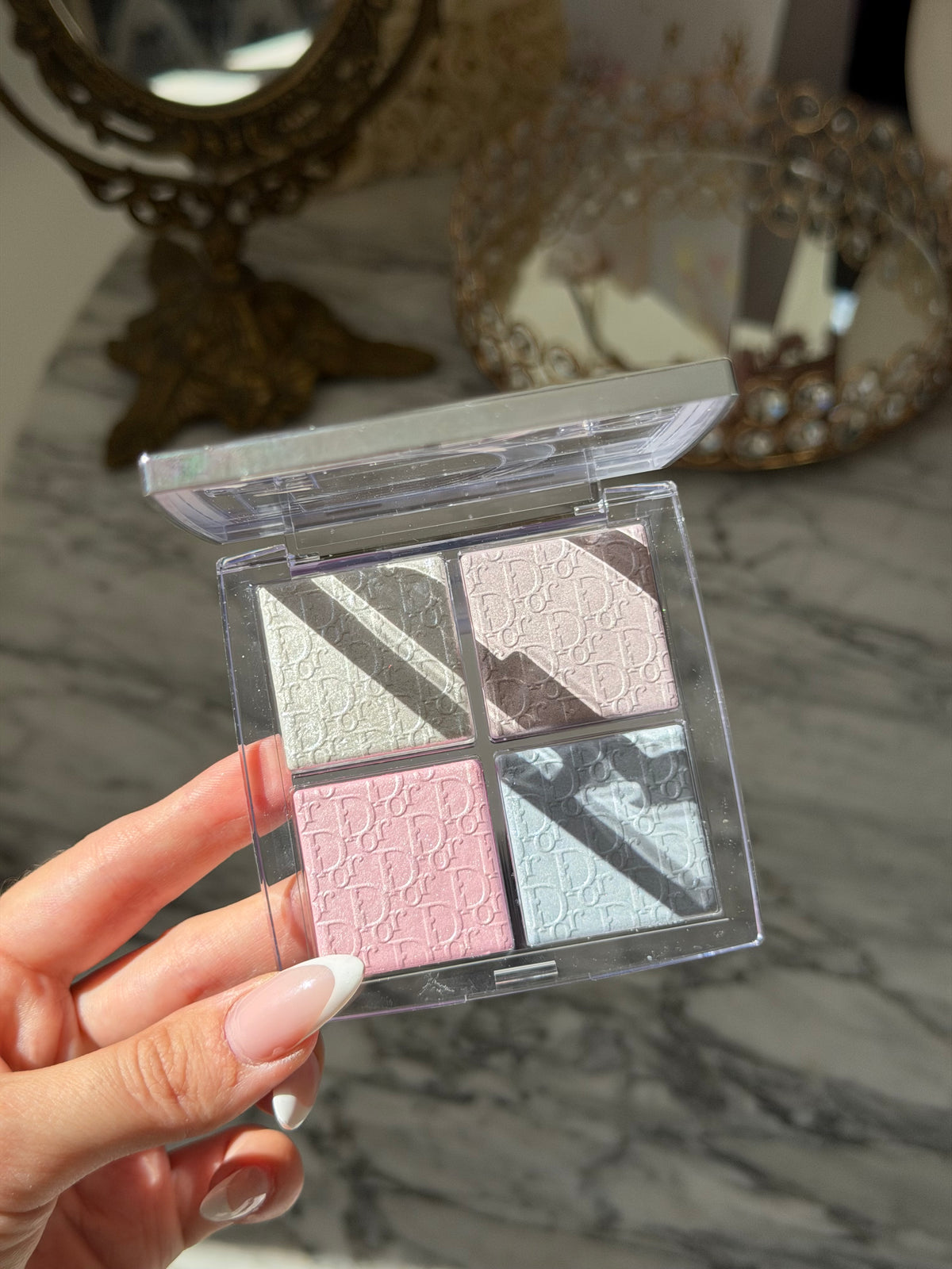 DIOR Backstage Glow Maximizer Palette (002)
Multi-Use Highlighter and Blush - Multi-Reflective Glow