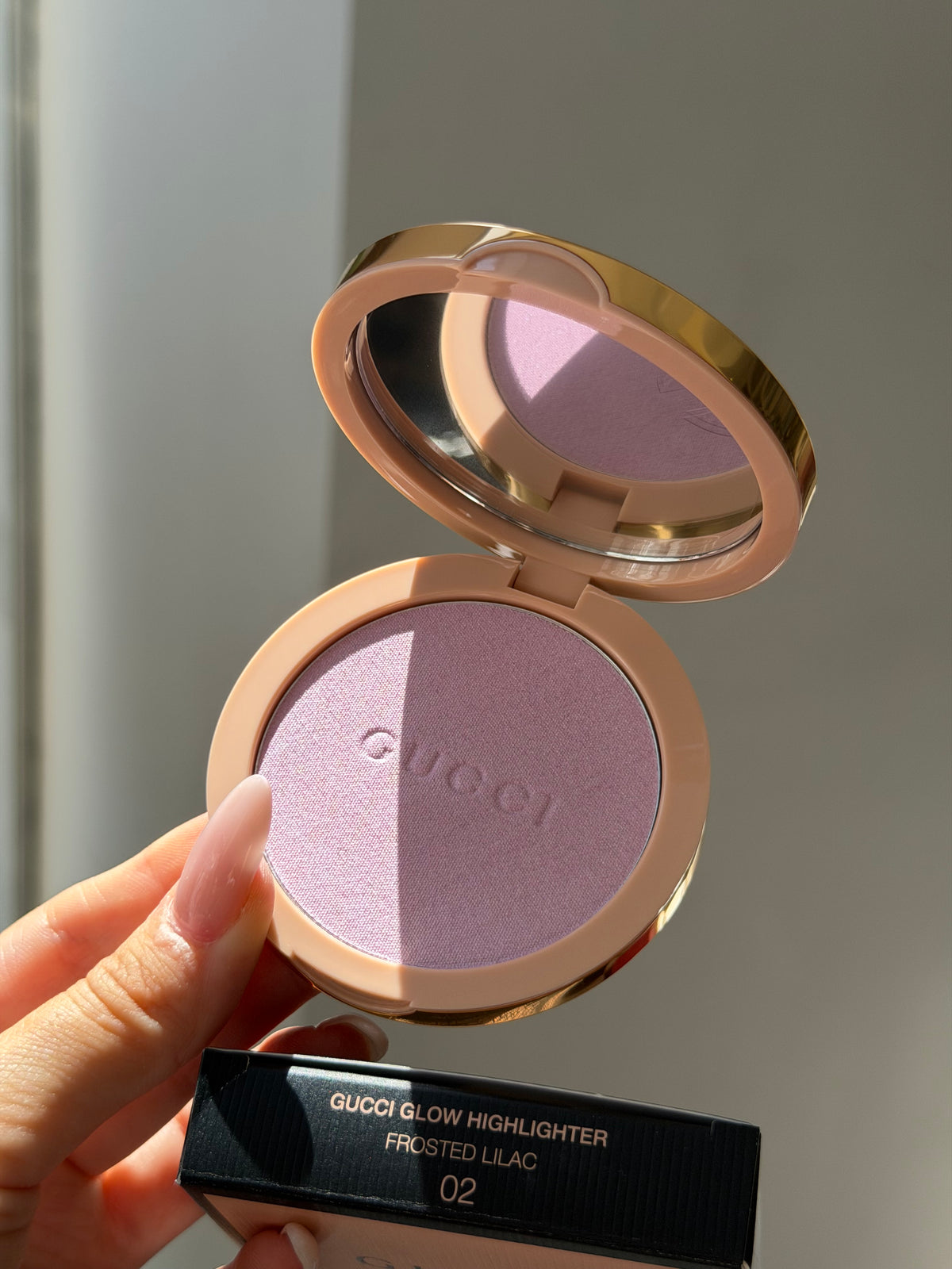 GUCCI Glow Highlighter (02)
Multi-Use Silky Illuminating Powder