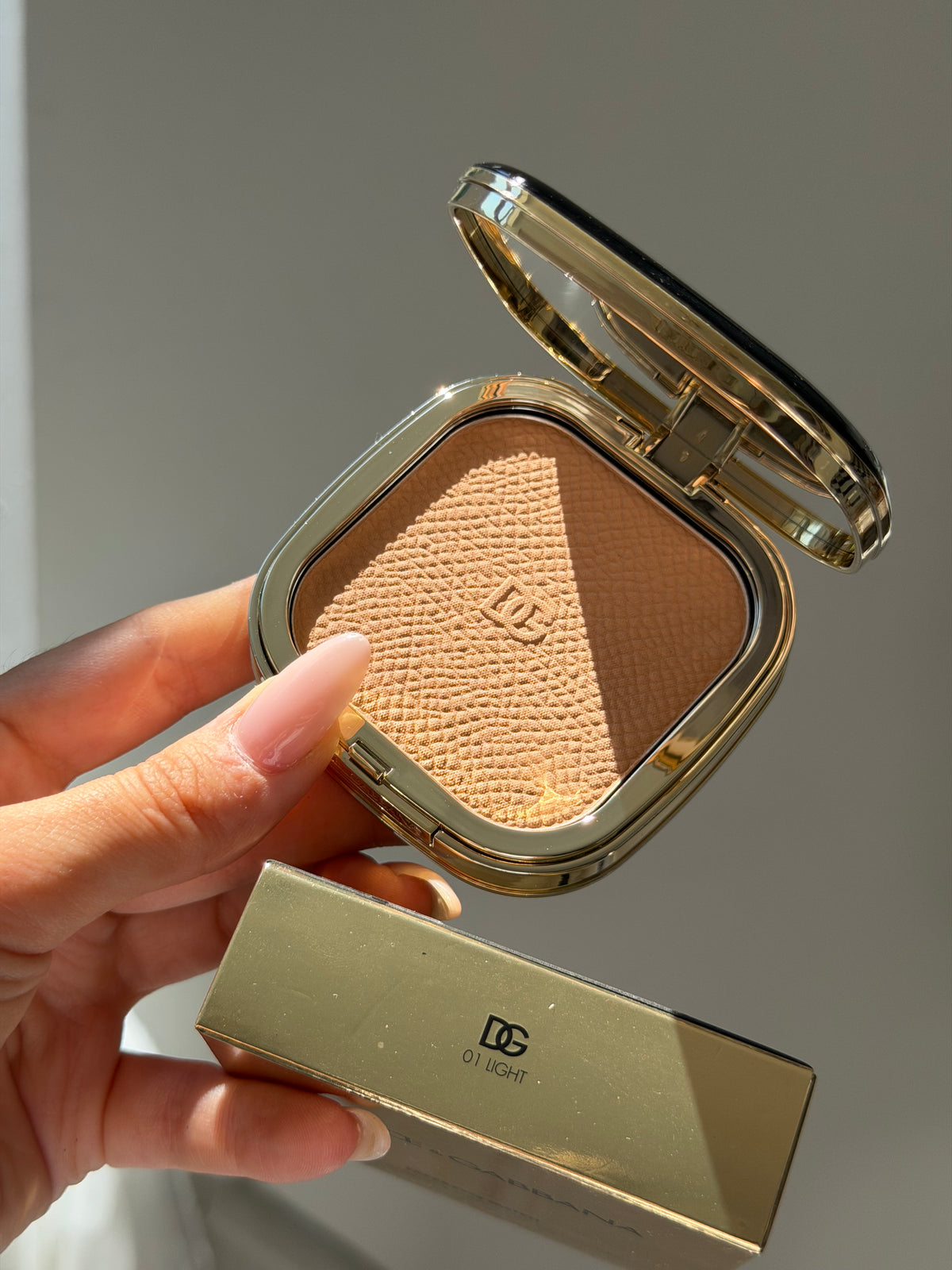 DOLCE&GABBANA Face&Eyes Match
Lasting Bronzer & Eyeshadow Powder (01)