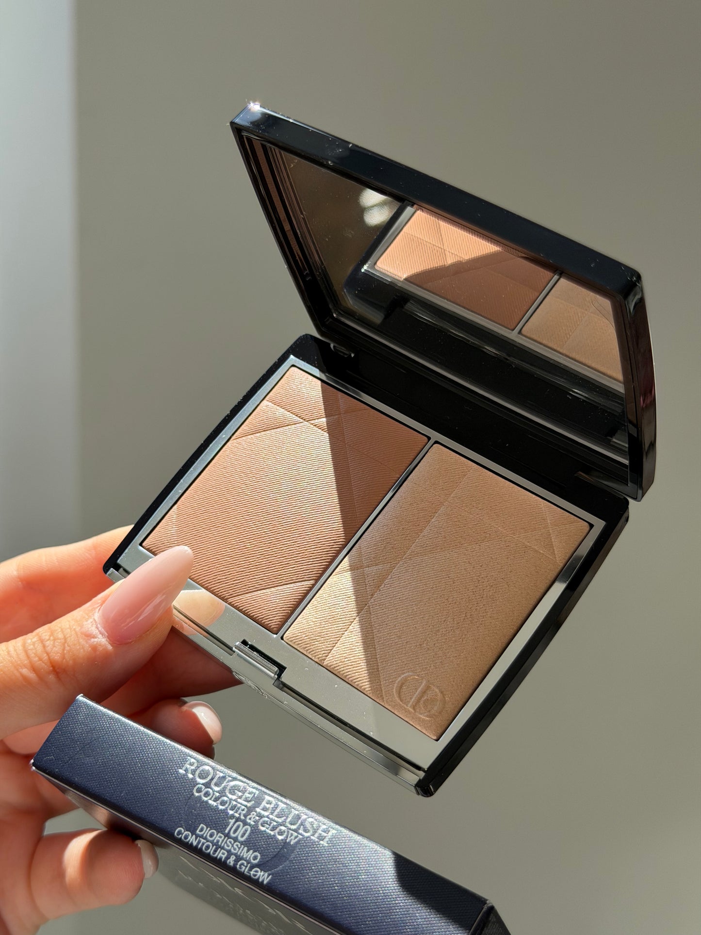 DIOR Rouge Blush Colour & Glow (100)
Multi-Use Face Palette – Color and Highlighter Duo