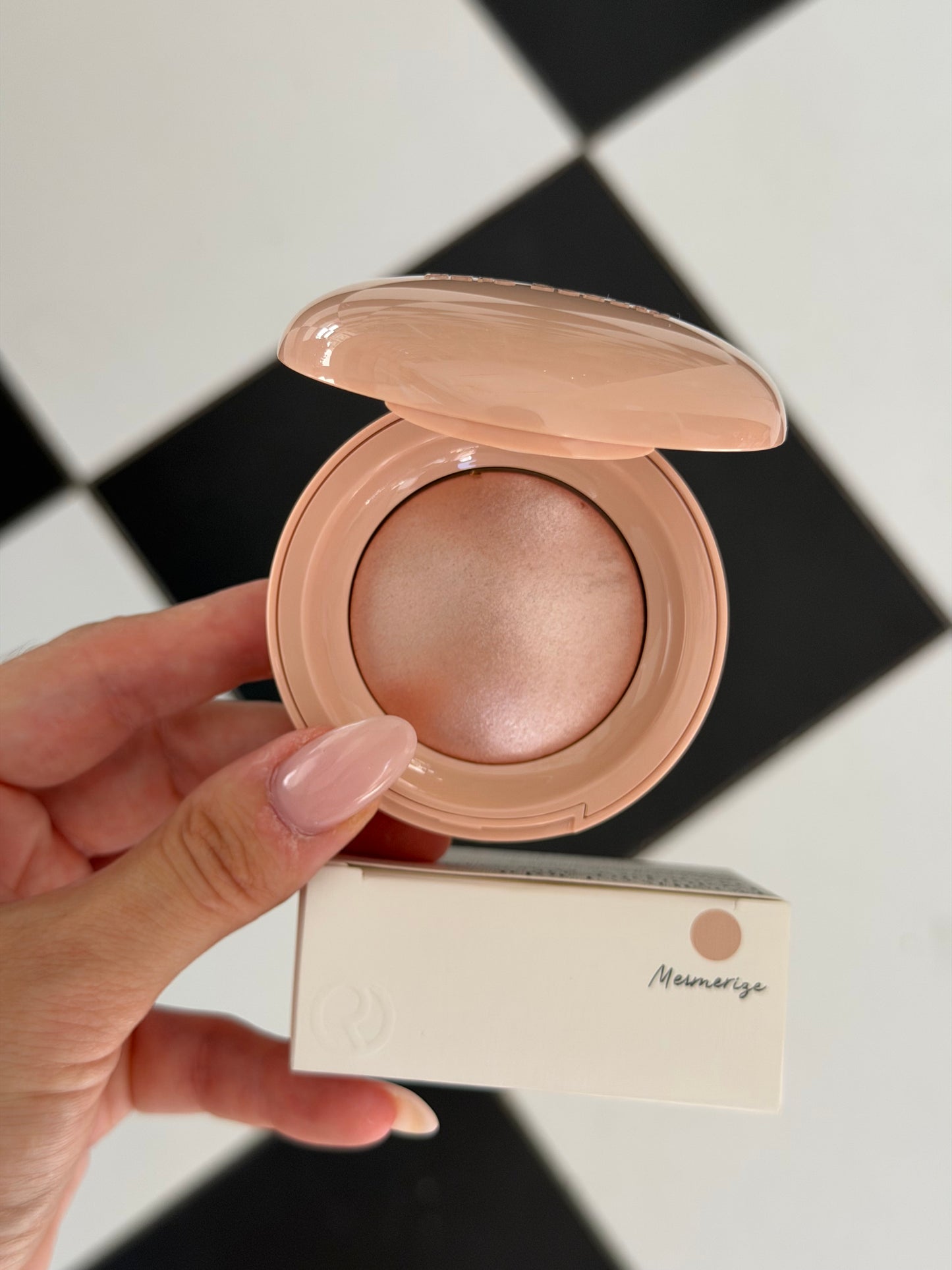 RARE BEAUTY Positive Light Silky Touch Highlighter - Mesmerize