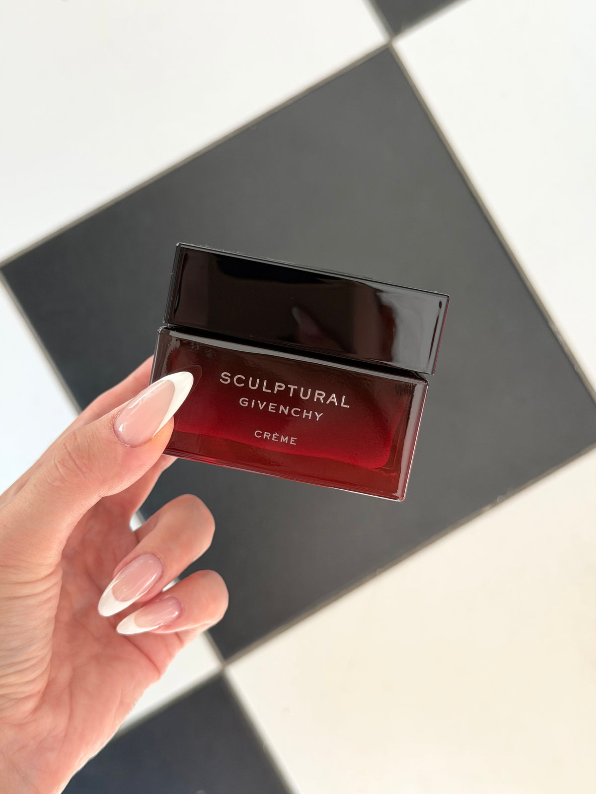 GIVENCHY
Sculptural Cream
Tense, Densify and Tonify Your Facial Contour and Volumes