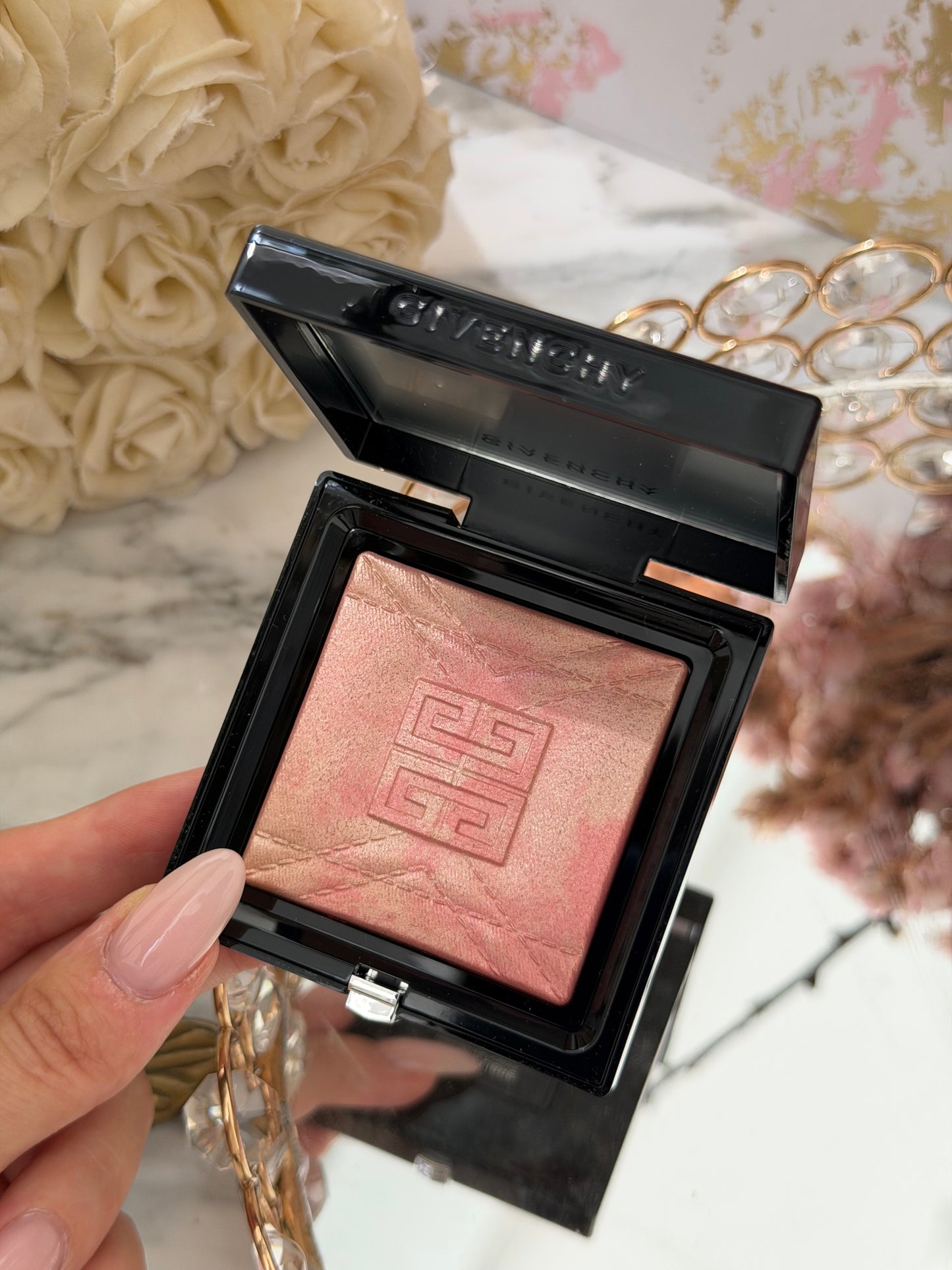 GIVENCHY Prisme Libre Highlighter Powder (004)
Long-lasting Hydrating And Marbled