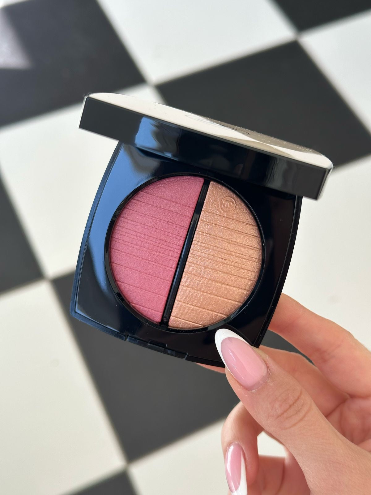 CHANEL Les Beiges
Healthy Golden Glow Powder