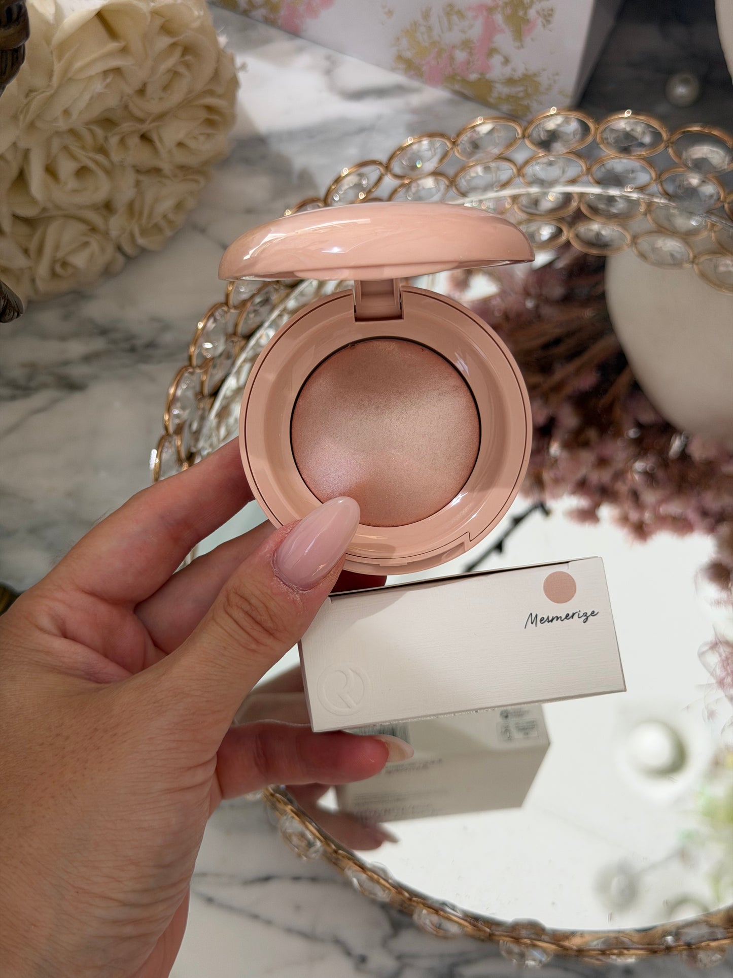 RARE BEAUTY Positive Light Silky Touch Highlighter - Mesmerize