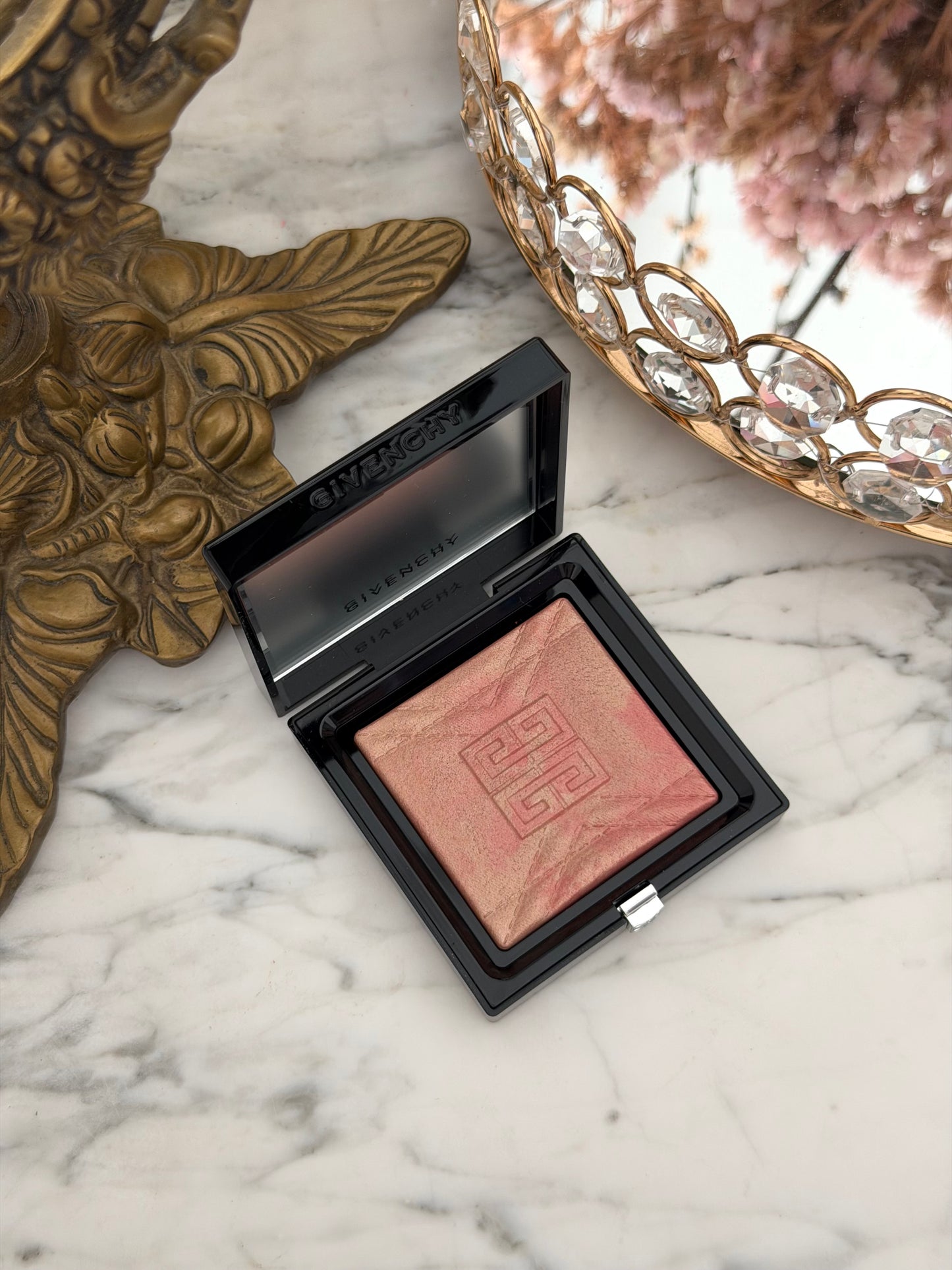 GIVENCHY Prisme Libre Highlighter Powder (004)
Long-lasting Hydrating And Marbled