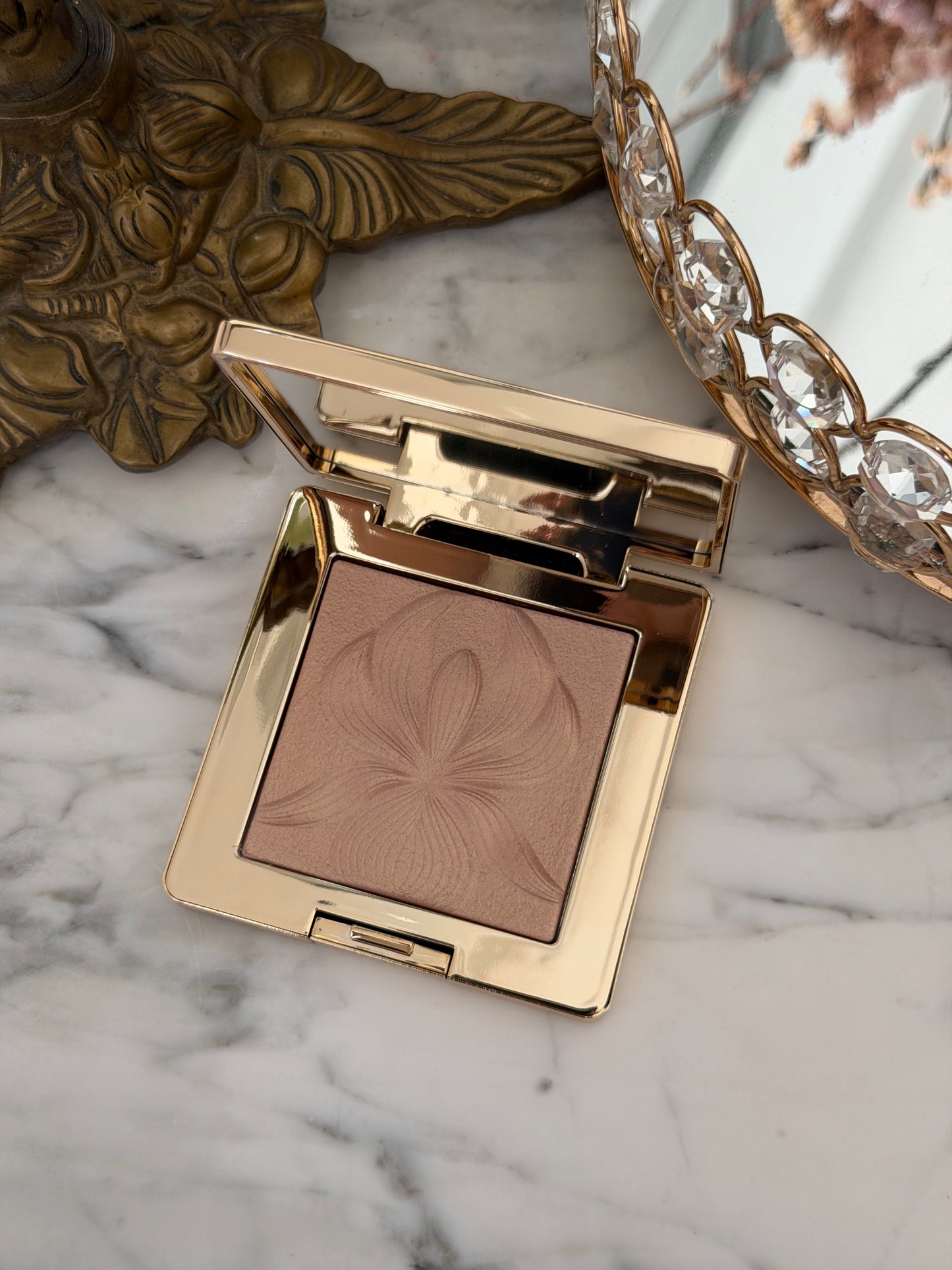 SISLEY L'Orchidée
Highlighter Illuminating Powder Gel