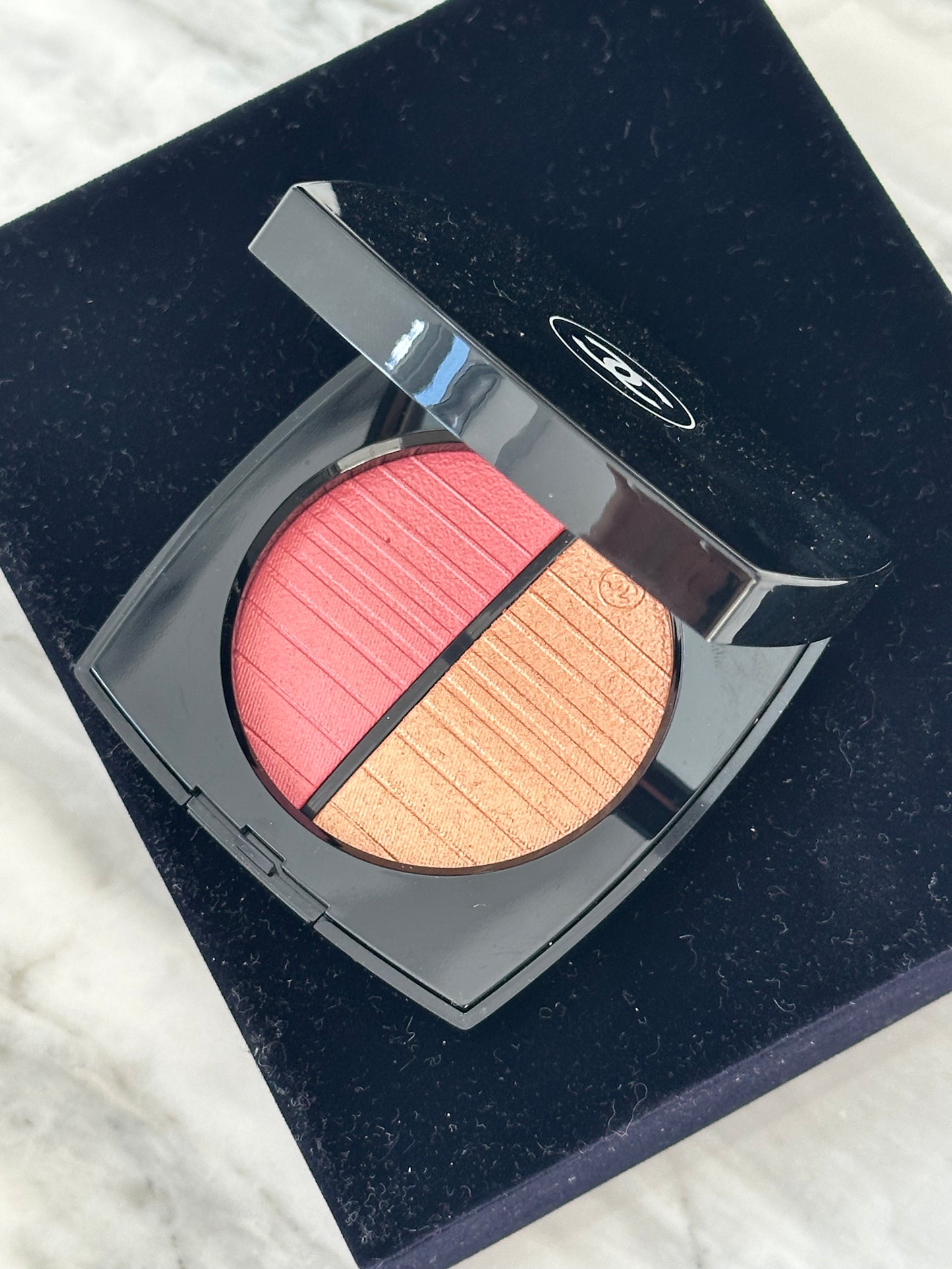 CHANEL Les Beiges
Healthy Golden Glow Powder