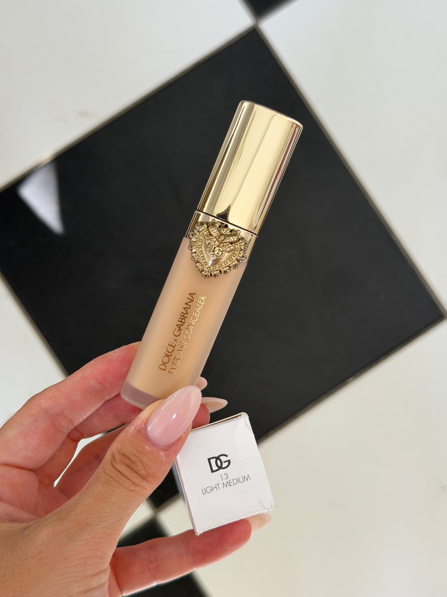 DOLCE&GABBANA Everlast Concealer 
24H Wear Crease-Proof Hydrating (13)
