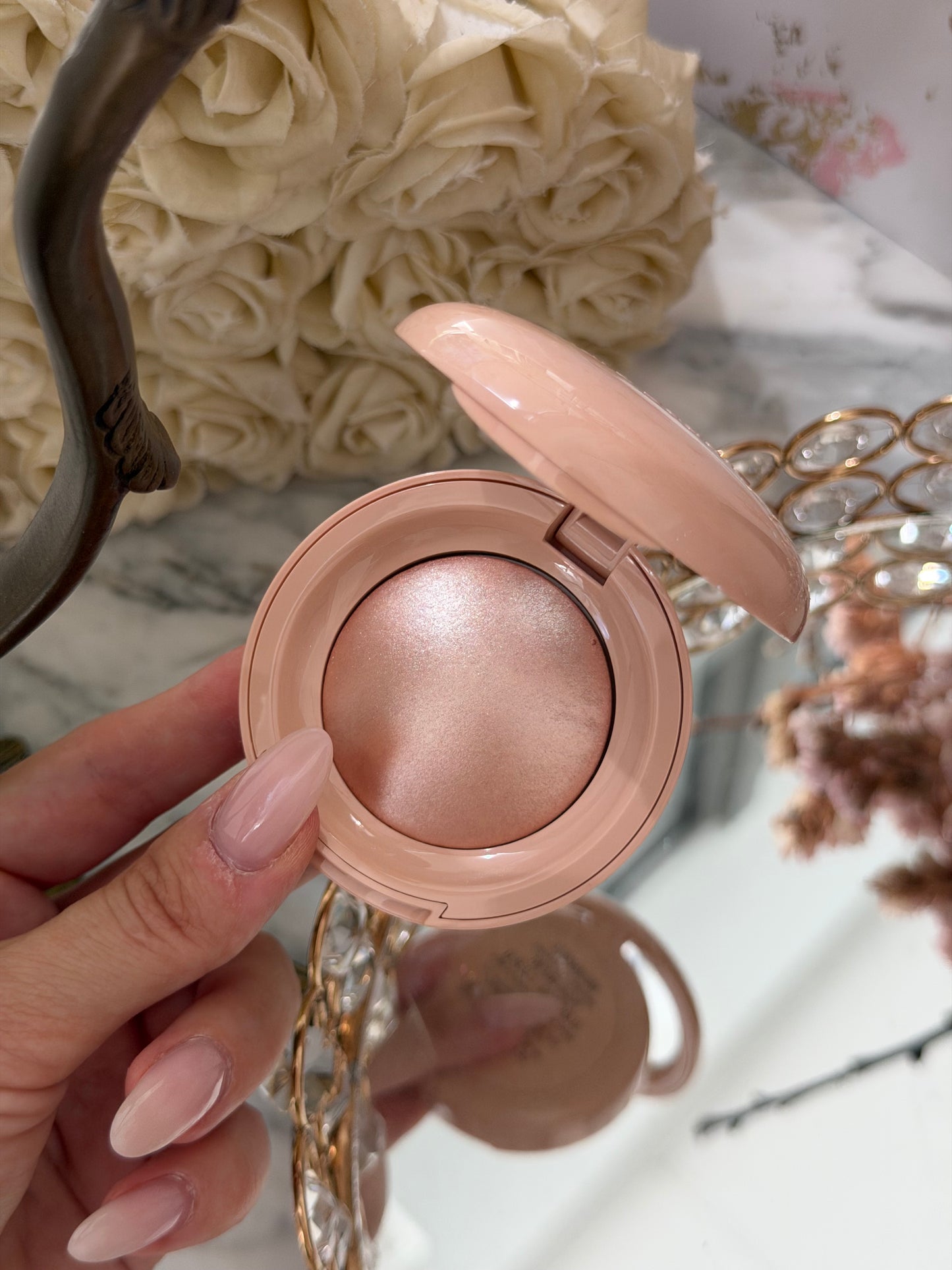 RARE BEAUTY Positive Light Silky Touch Highlighter - Mesmerize