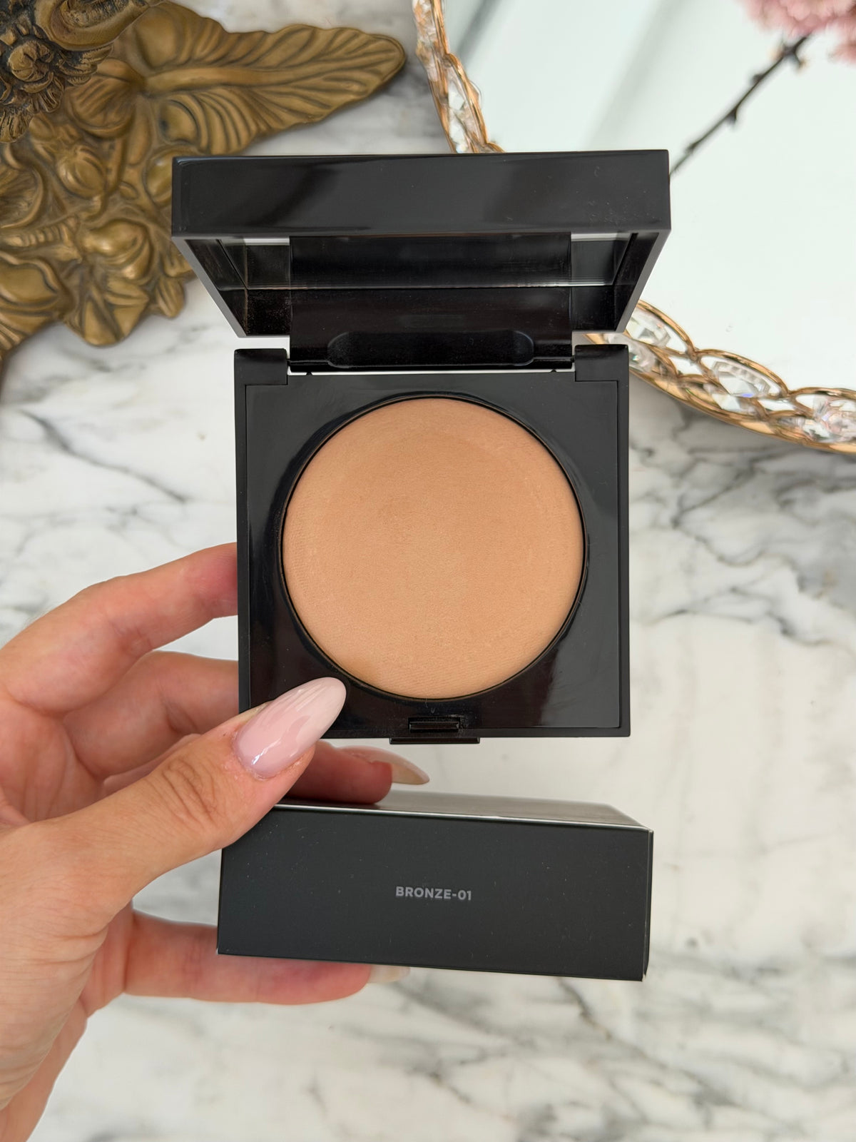 LAURA MERCIER Matte Radiance Baked Face Powder 
Soft Matte Radiance