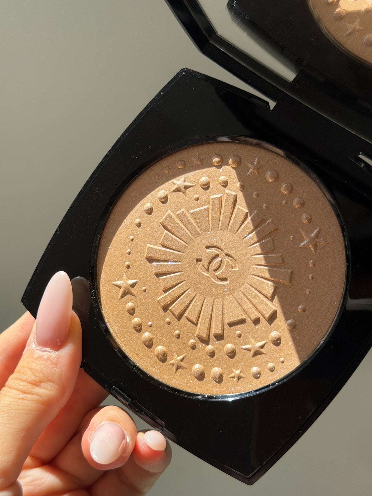 CHANEL Diamond Dust
Oversize Illuminating Powder