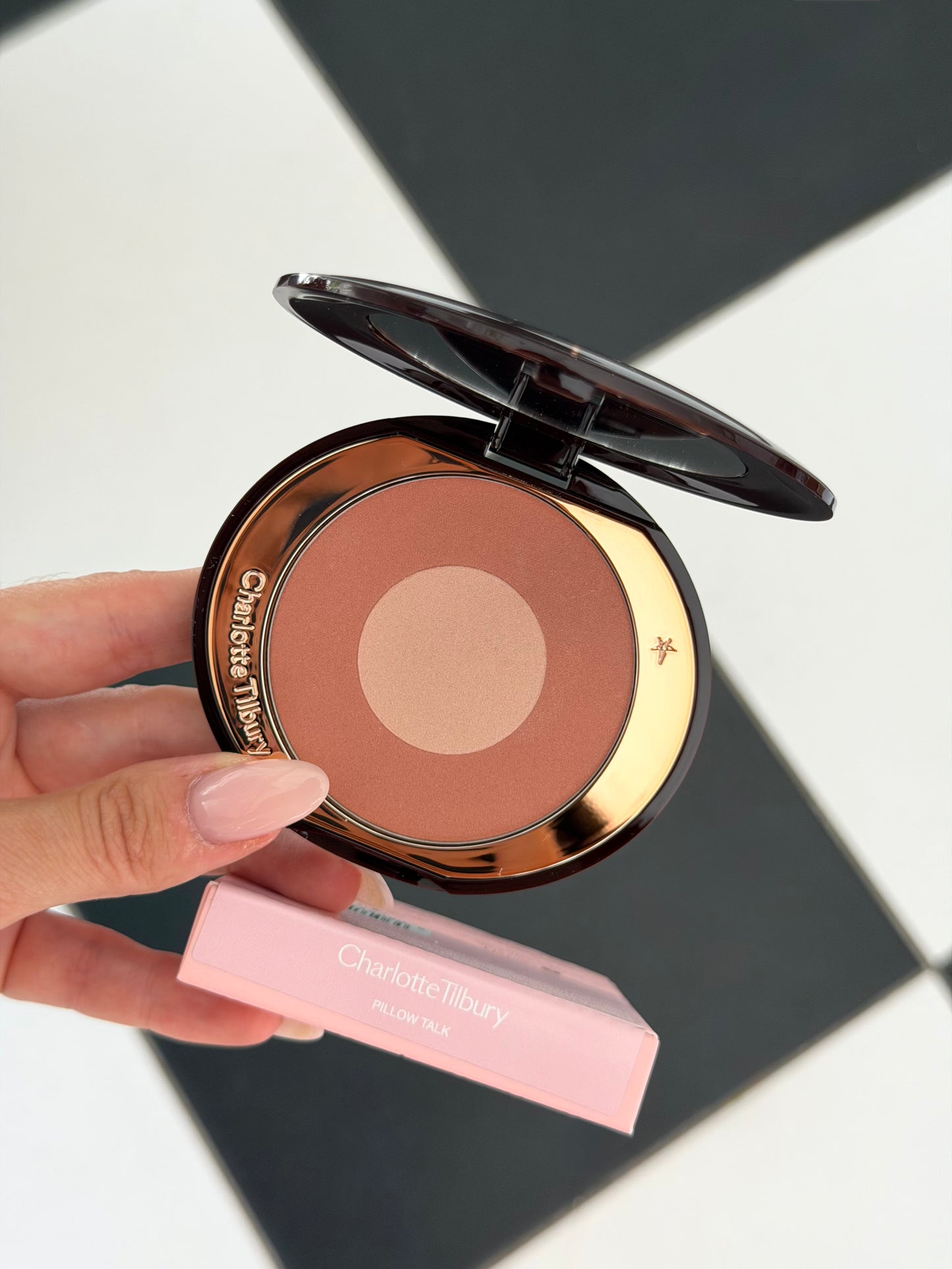 CHARLOTTE TILBURY Cheek To Chic - Swish & Glow Blusher Pillow Talk