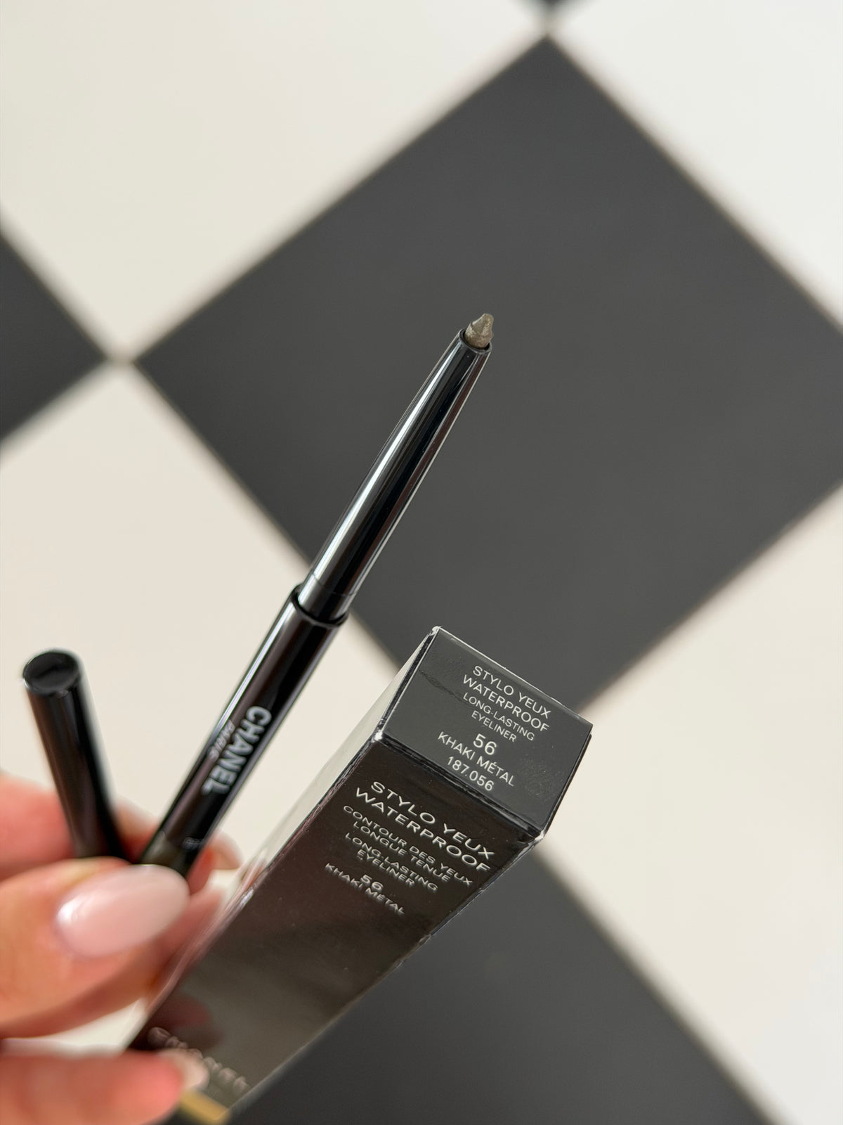 CHANEL Stylo Eyes Waterproof (56)
Long-Lasting Eyeliner