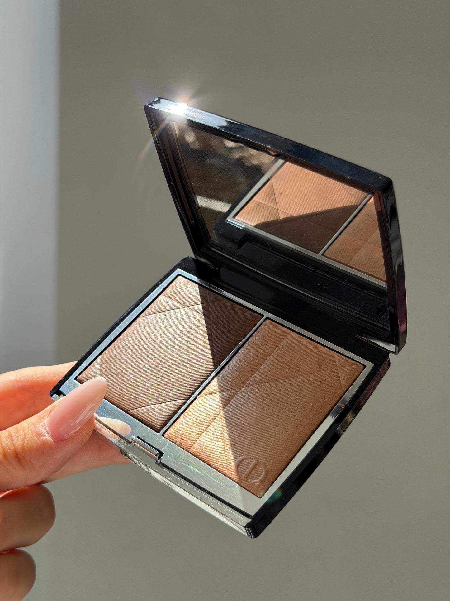 DIOR Rouge Blush Colour & Glow (200)
Multi-Use Face Palette – Color and Highlighter Duo