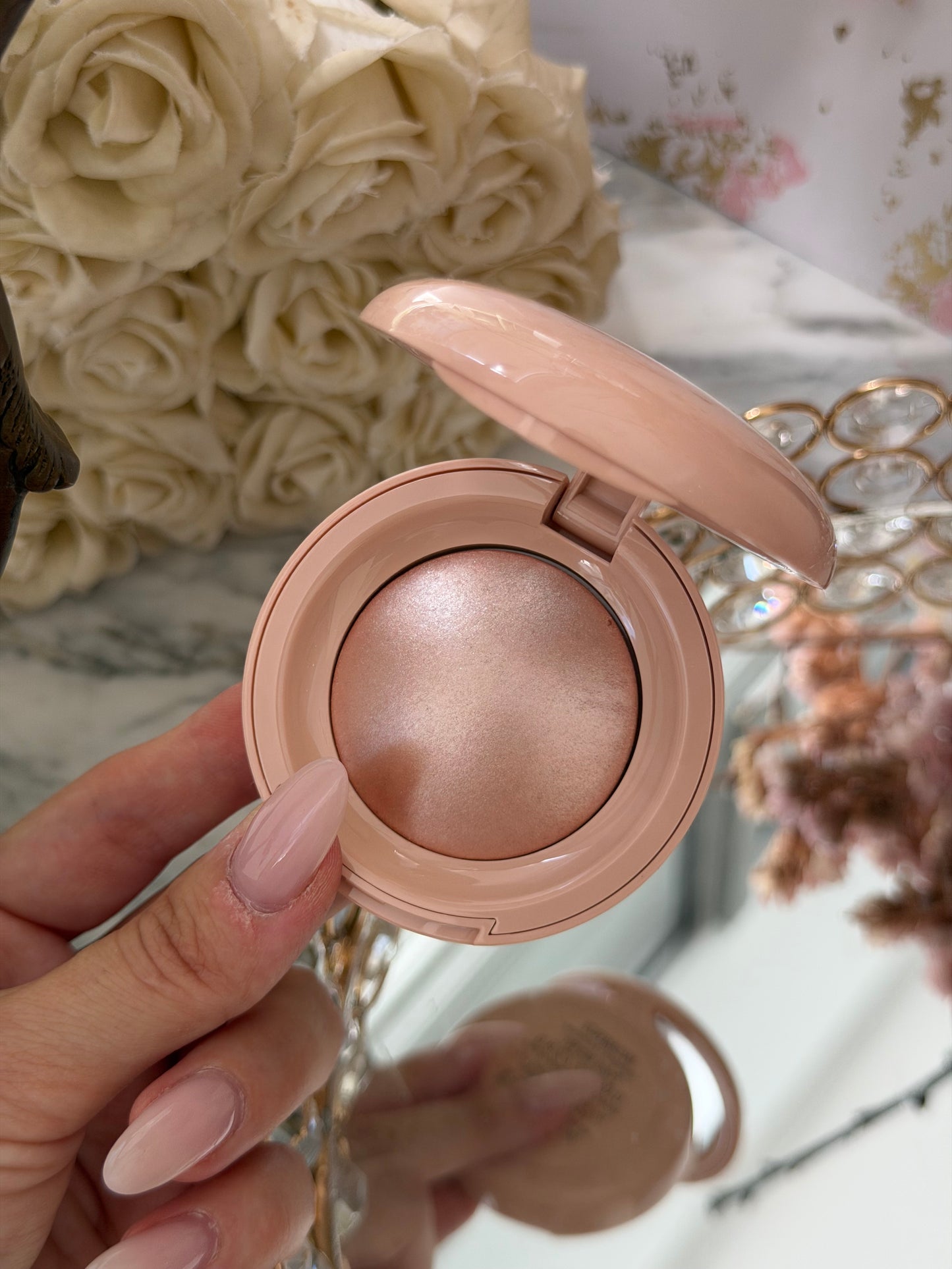 RARE BEAUTY Positive Light Silky Touch Highlighter - Mesmerize