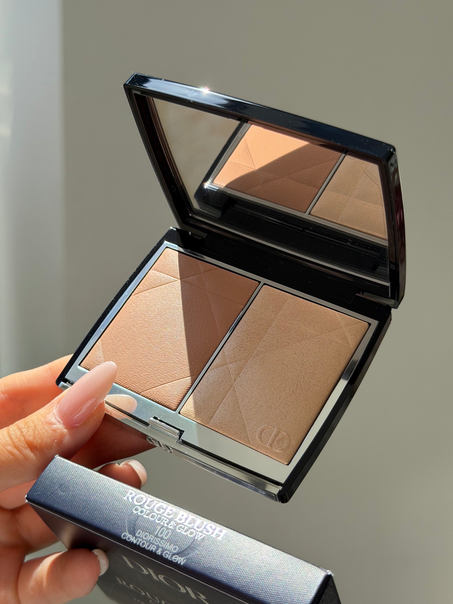 DIOR Rouge Blush Colour & Glow (100)
Multi-Use Face Palette – Color and Highlighter Duo