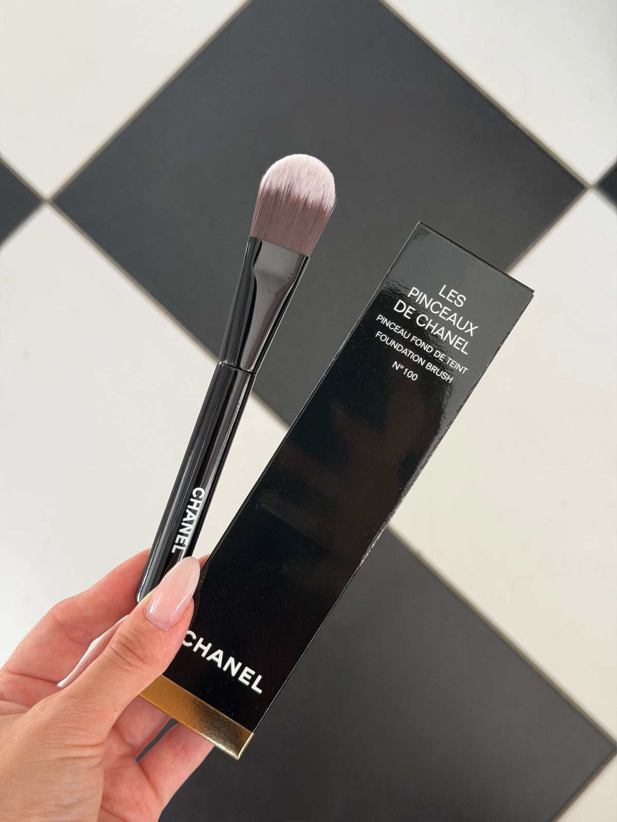 CHANEL Les Pinceaux De Chanel
Foundation Brush N°100